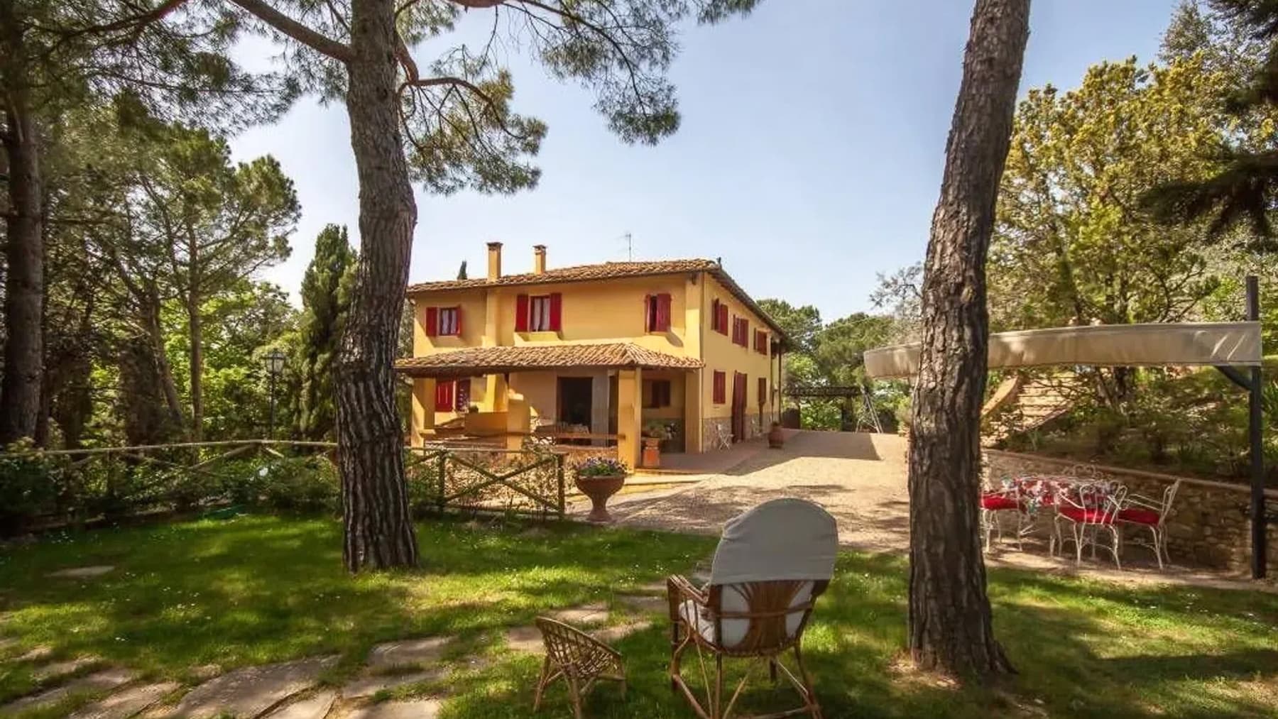 Villa immersa nel verde a Montespertoli, Toscana