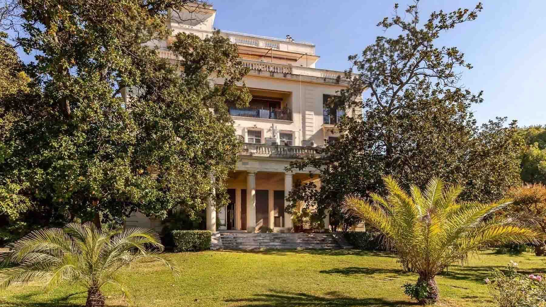 Flat in a Villa, Central Rome, Lazio