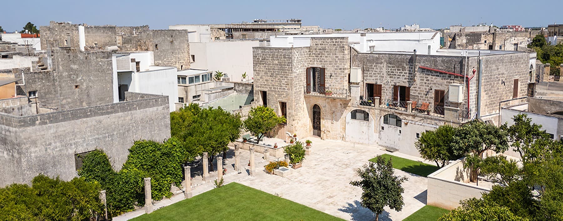 Palazzo storico con giardino, Poggiardo, Puglia