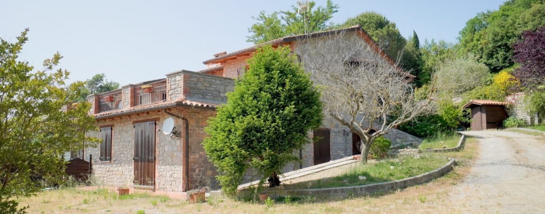 Casale panoramico con giardino e piscina, Umbria