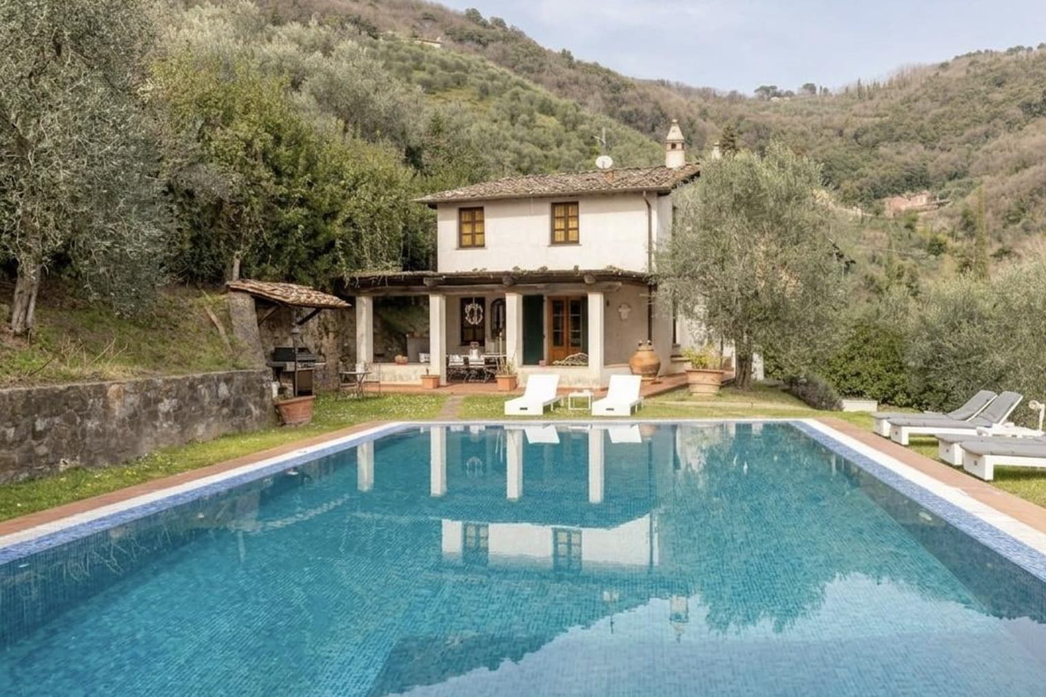 Villa panoramica immersa nel verde delle colline lucchesi