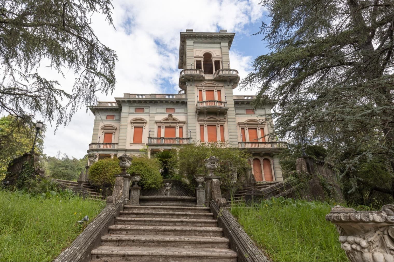 Villa Liberty scenografica nella collina di Lucca