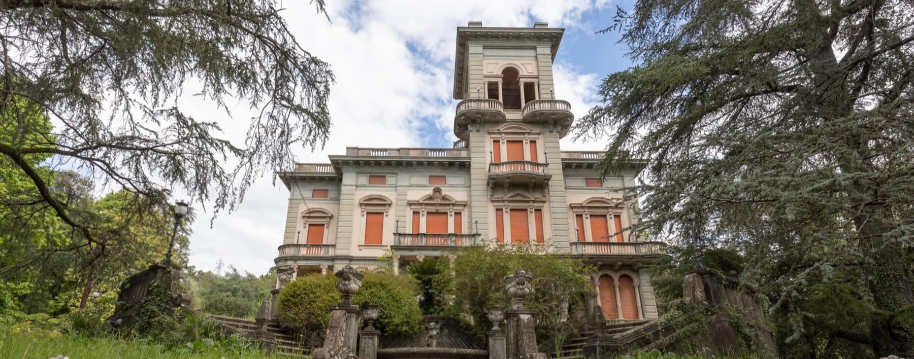 Villa Liberty scenografica nella collina di Lucca