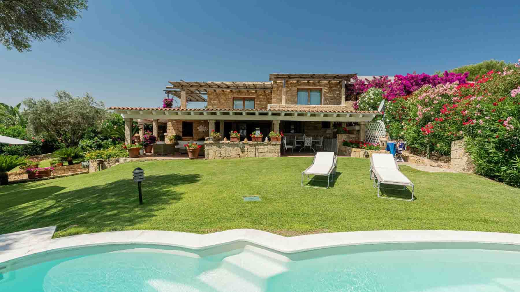Villa con Piscina e Vista Mare a Olbia, Sardegna