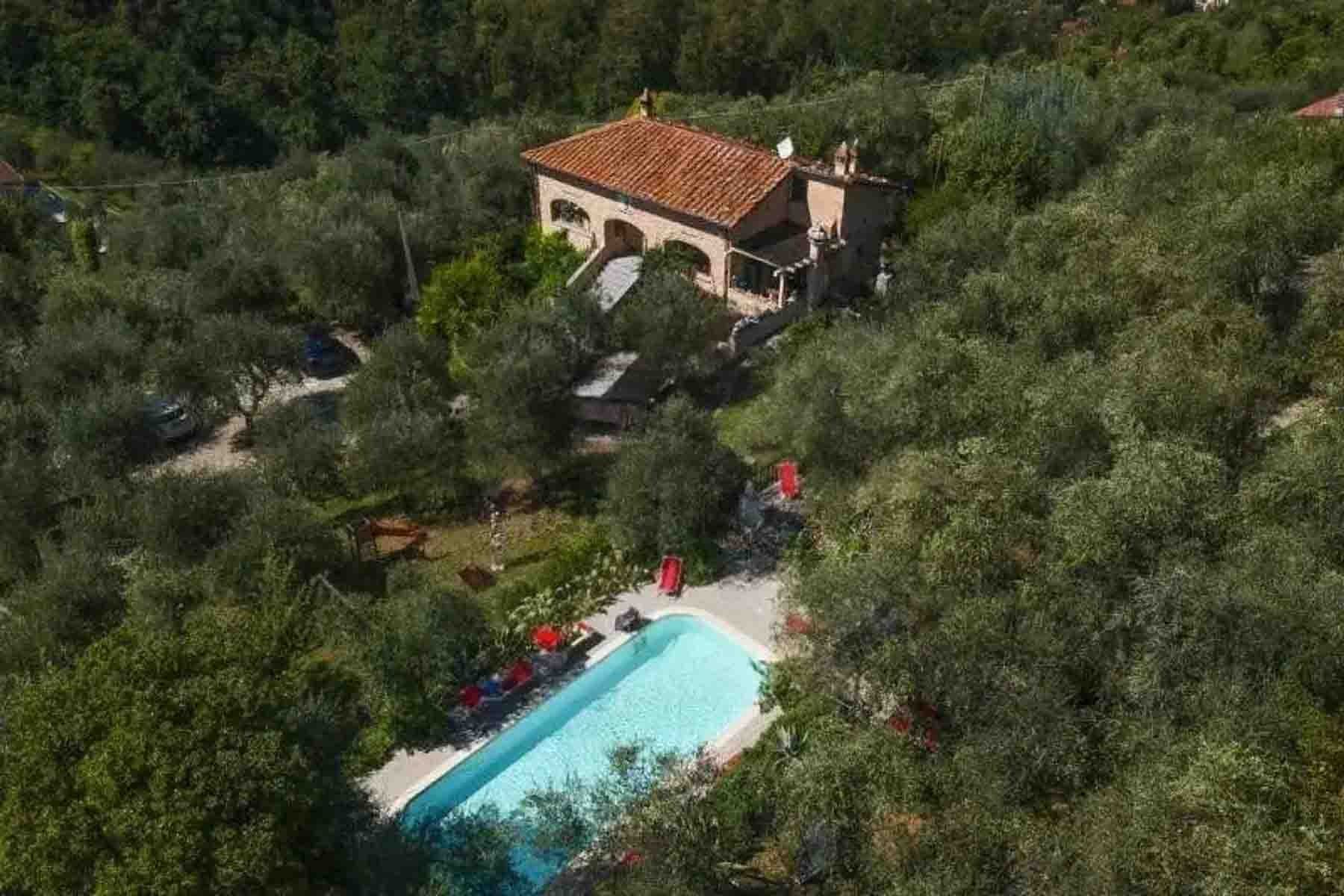 Villa panoramica a Camaiore, tra uliveti e Toscana