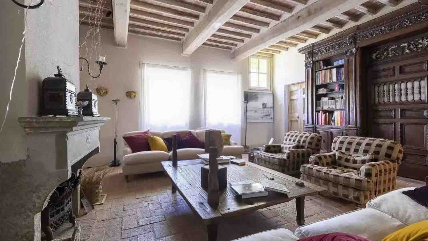 Villa panoramica sulle colline di Massarosa, Toscana