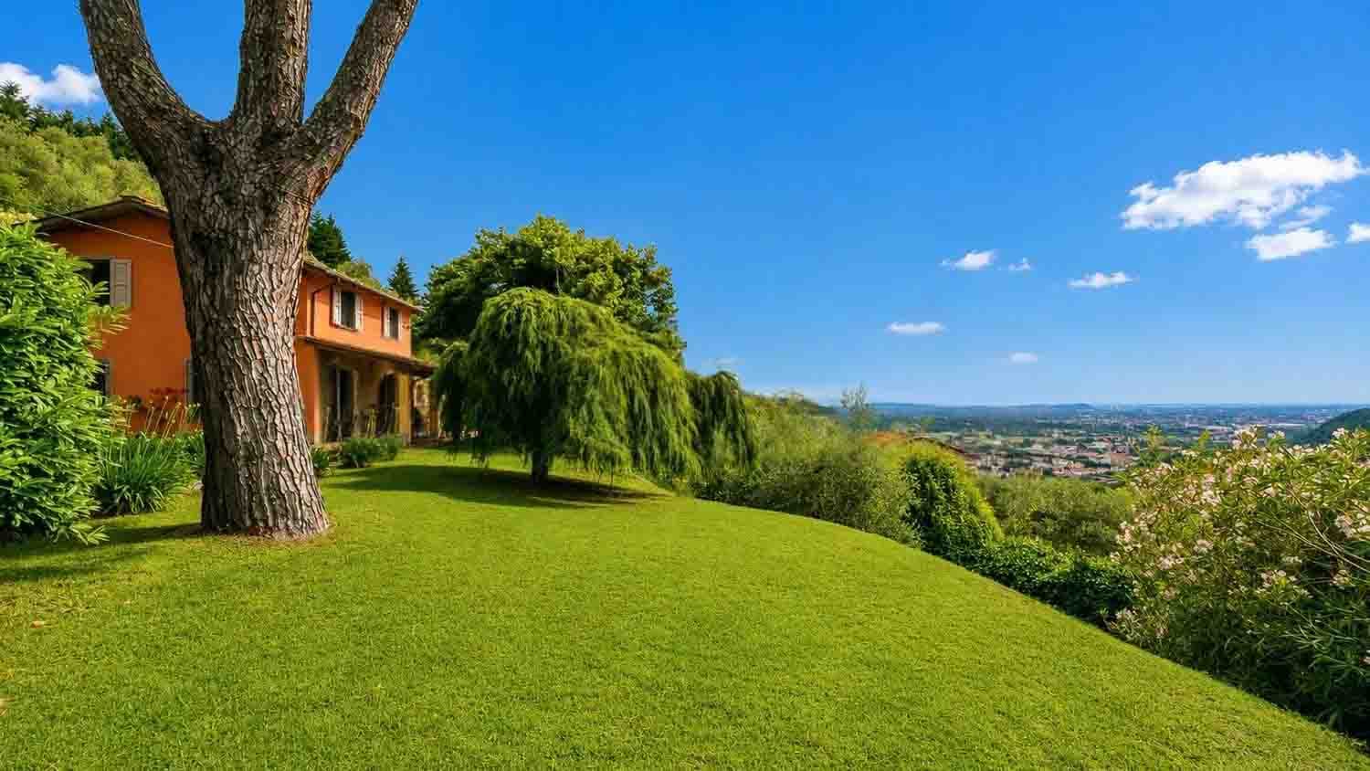 Villa panoramica a Lucca con piscina e giardino ampio