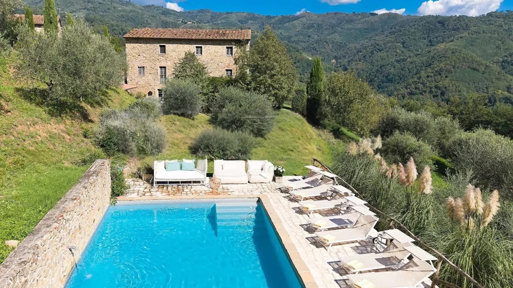 Villa immersa nel verde a Marliana, Toscana