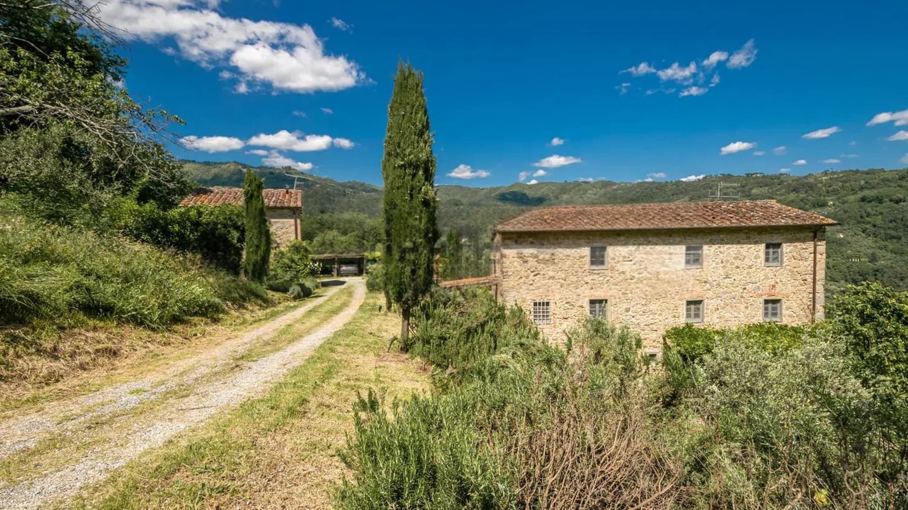 Villa immersa nel verde a Marliana, Toscana