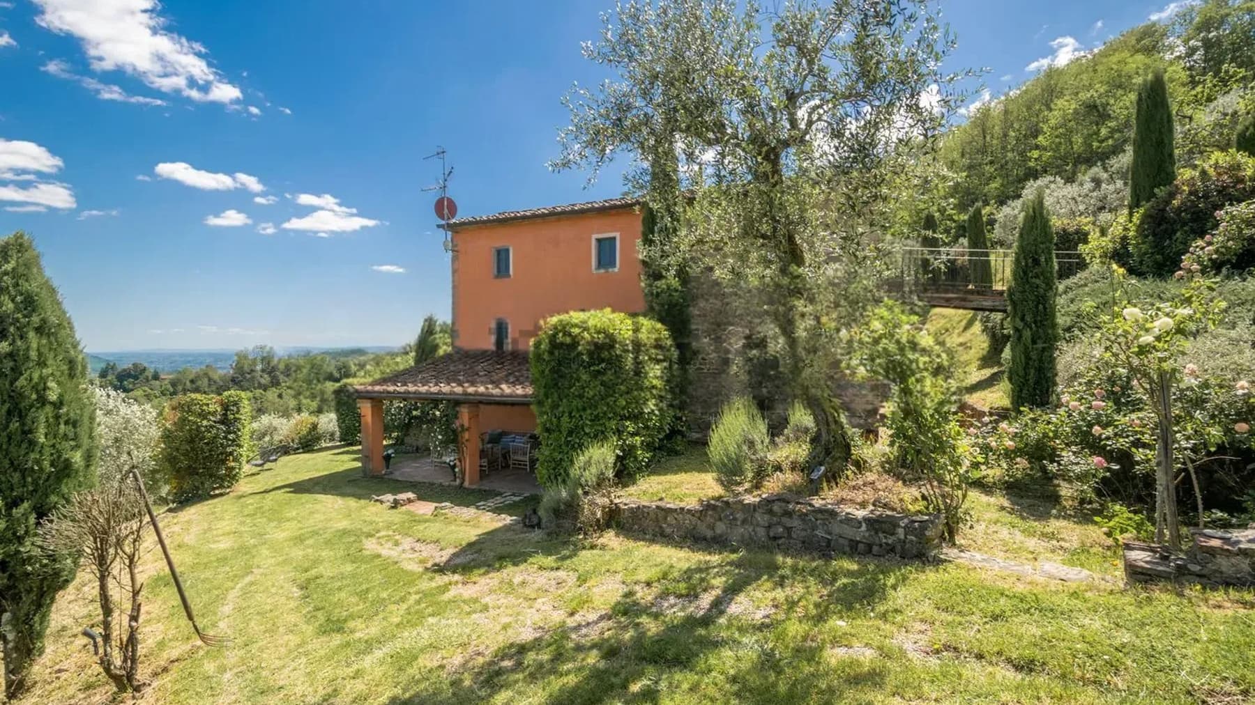 Villa immersa nel verde a Marliana, Toscana