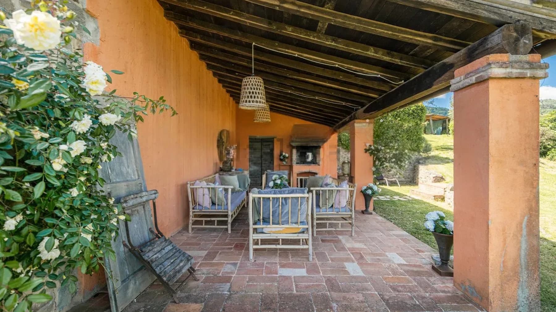Villa immersa nel verde a Marliana, Toscana