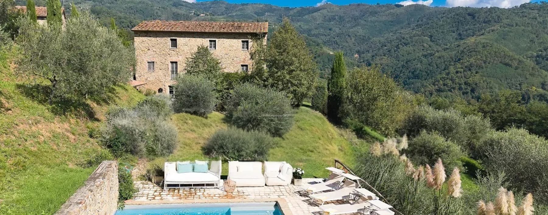 Villa immersa nel verde a Marliana, Toscana