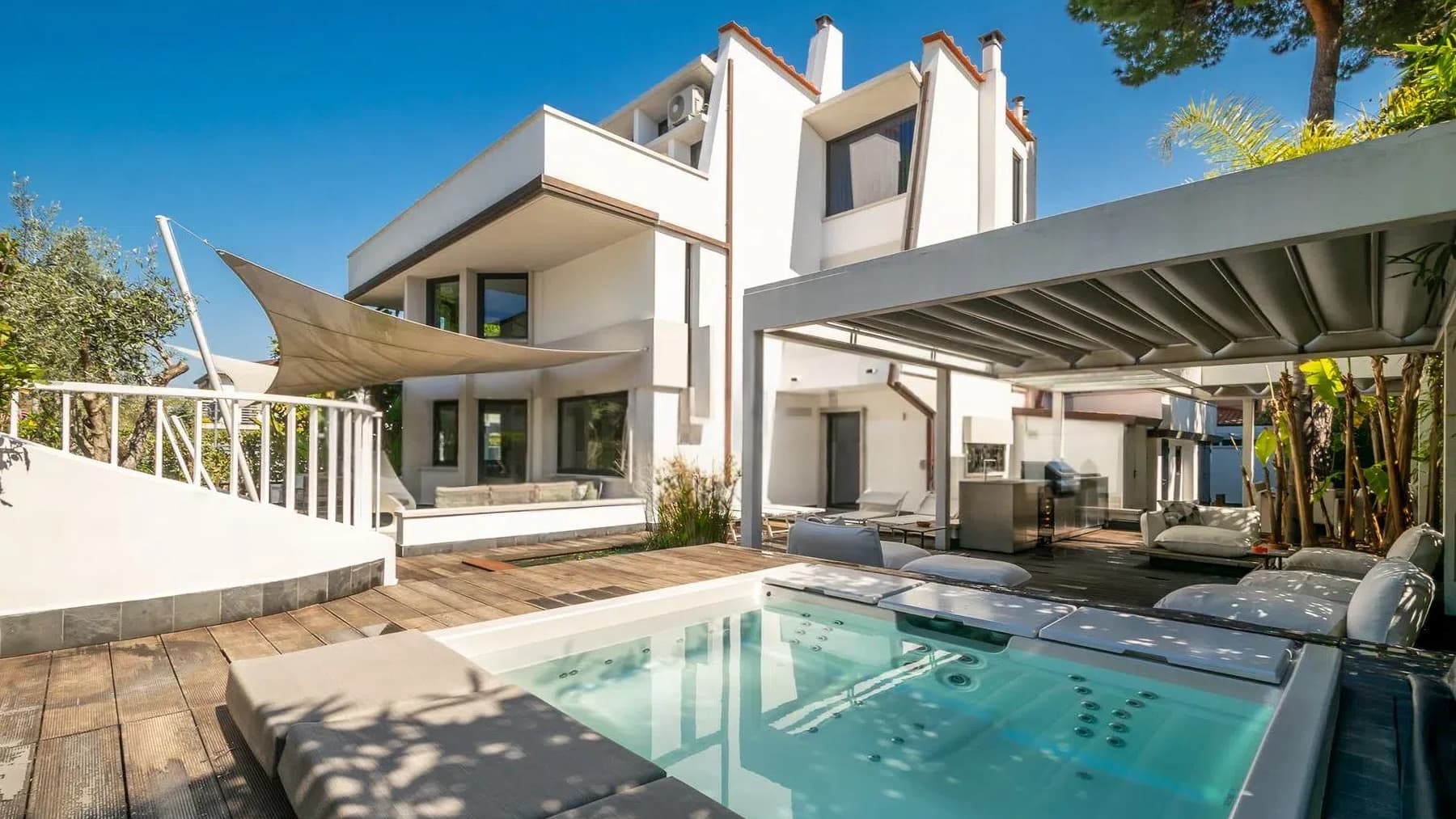 Villa moderna a Camaiore, lusso in Versilia