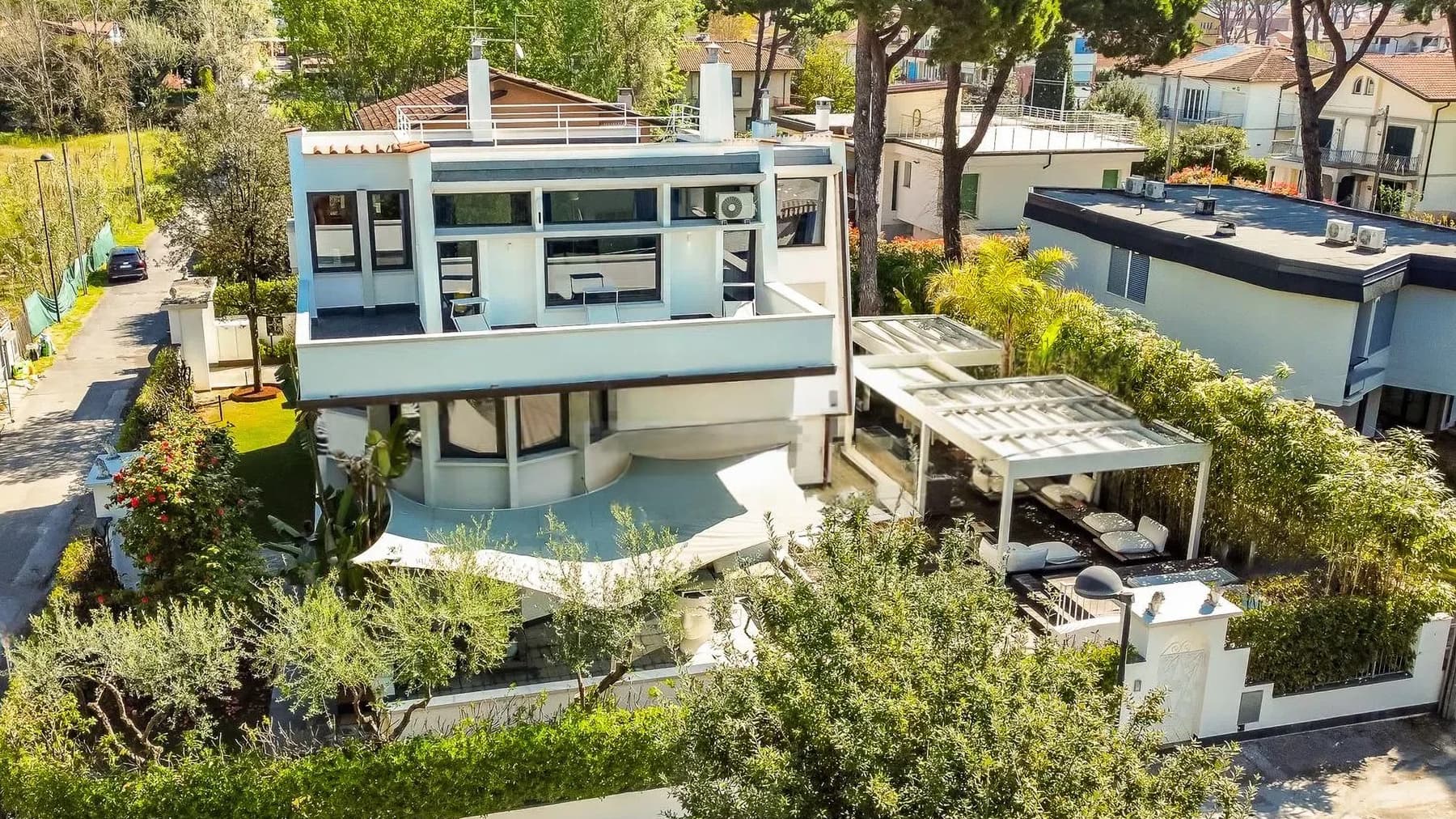 Villa moderna a Camaiore, lusso in Versilia