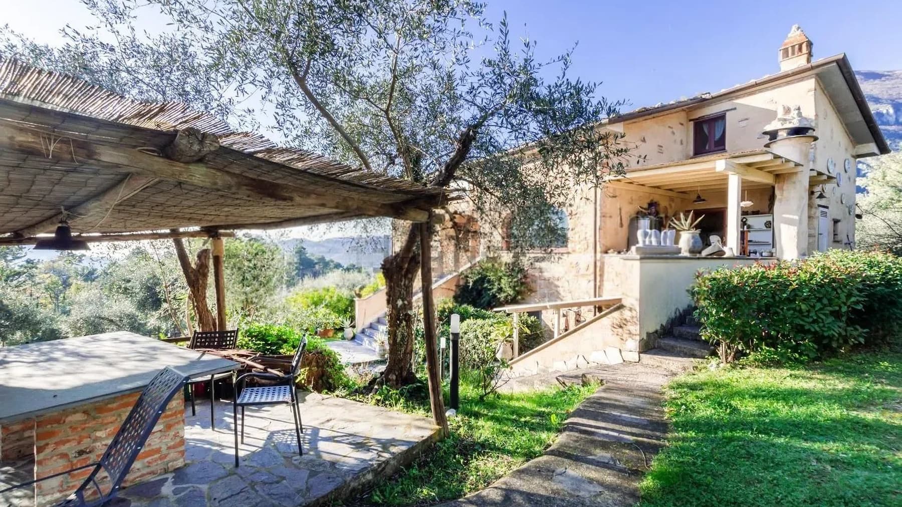 Casale panoramico con piscina a Camaiore, Versilia