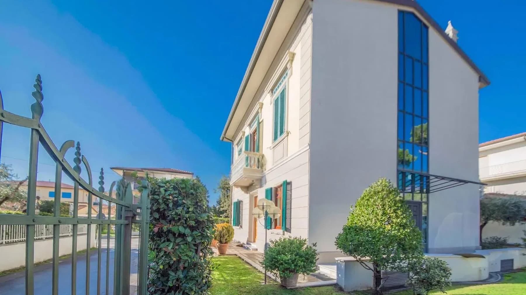 Villa Liberty in Toscana, a due passi dal mare di Versilia