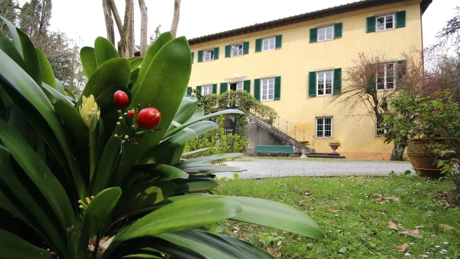Villa storica nella verde collina di Lucca, Toscana