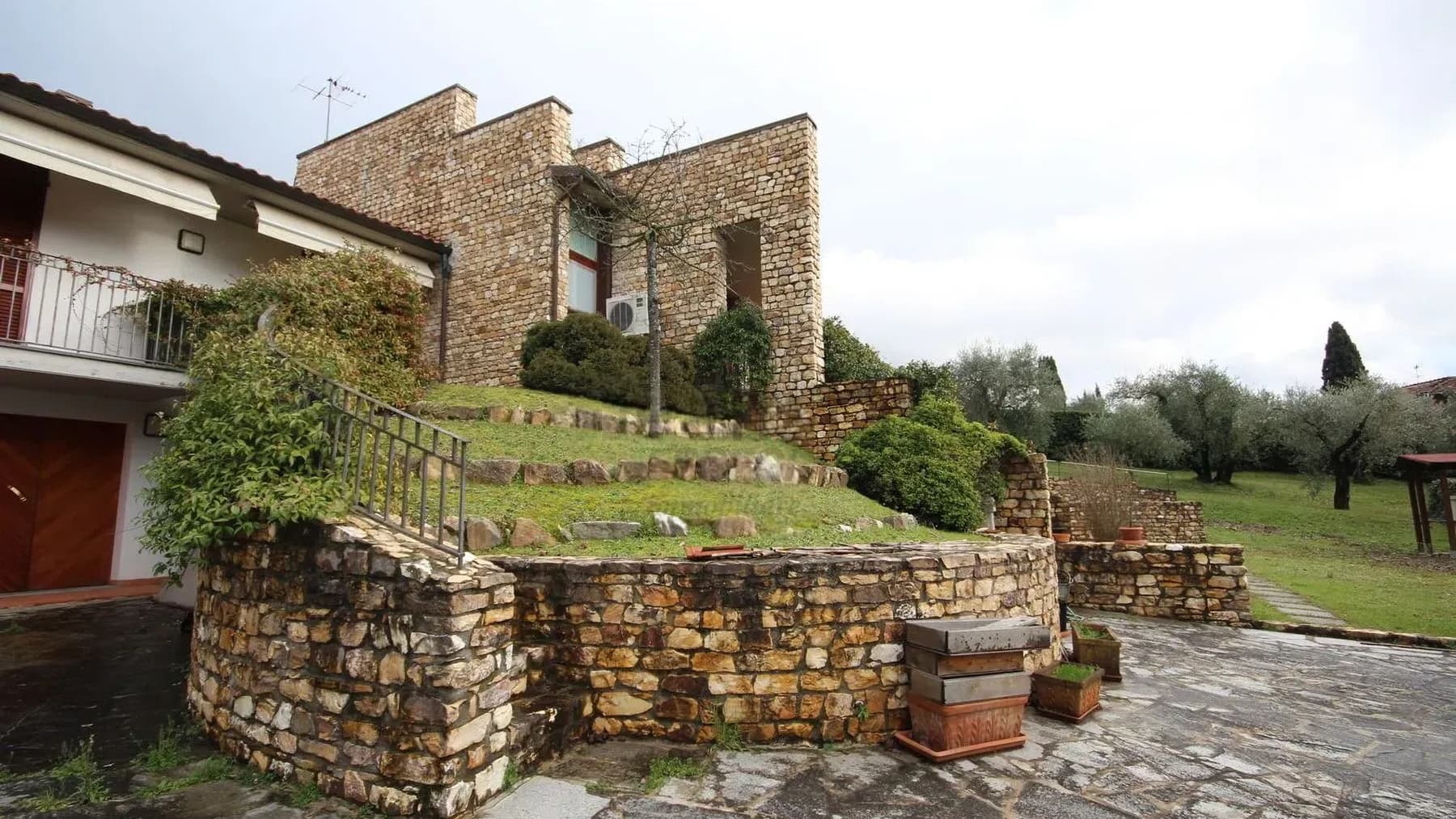 Villa moderna a Lucca con giardino di 5000 mq