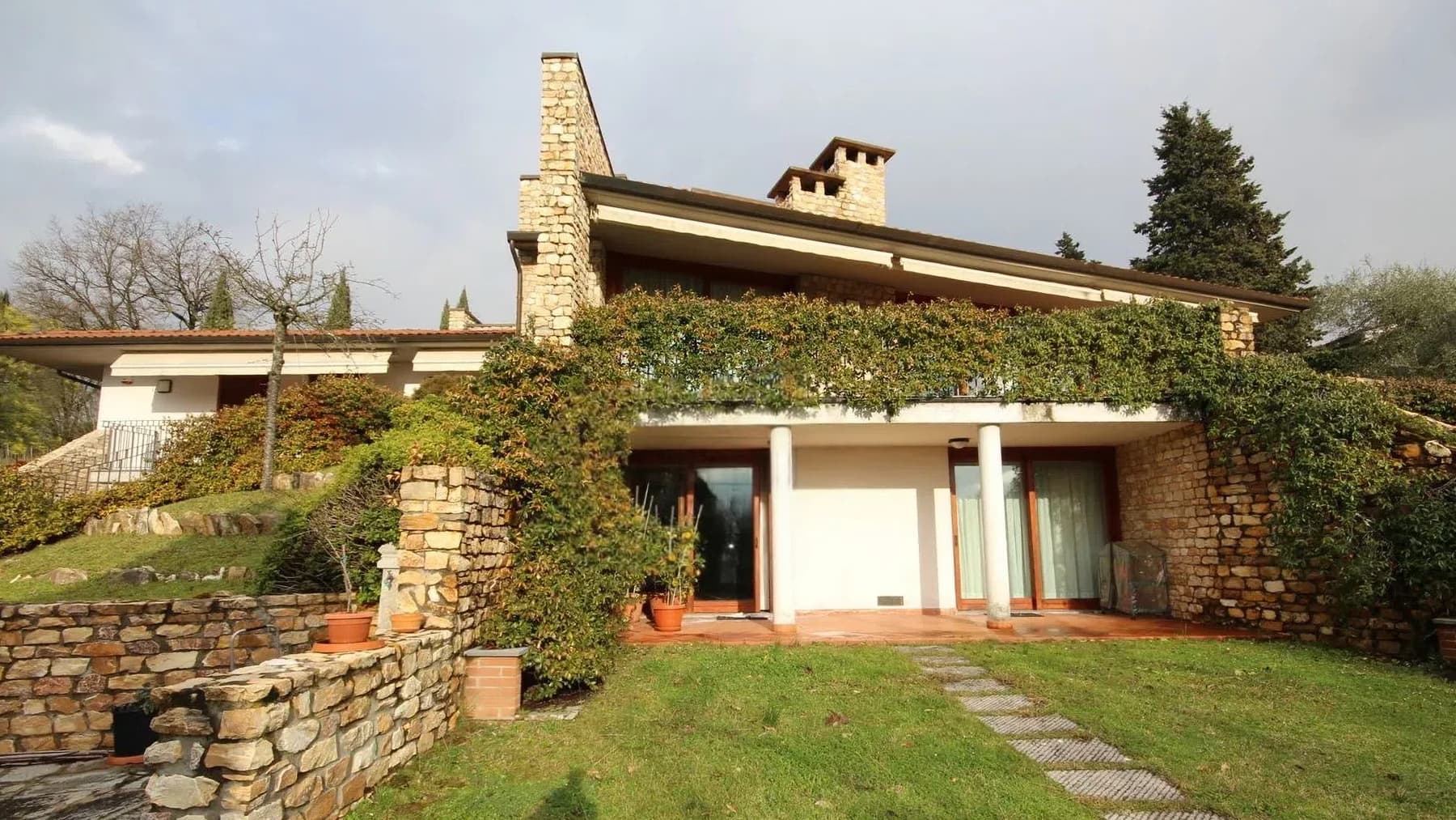 Villa moderna a Lucca con giardino di 5000 mq