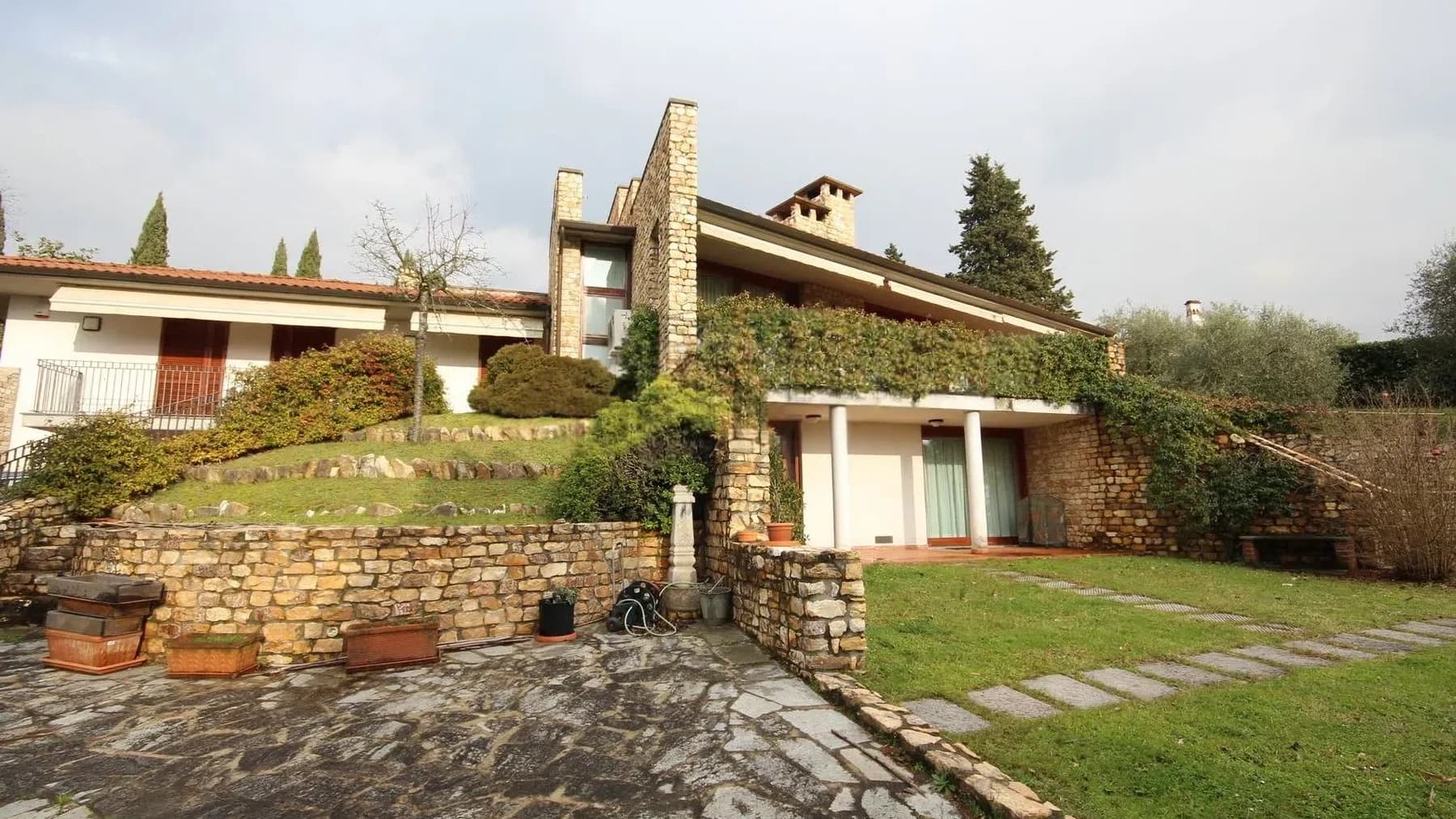 Villa moderna a Lucca con giardino di 5000 mq