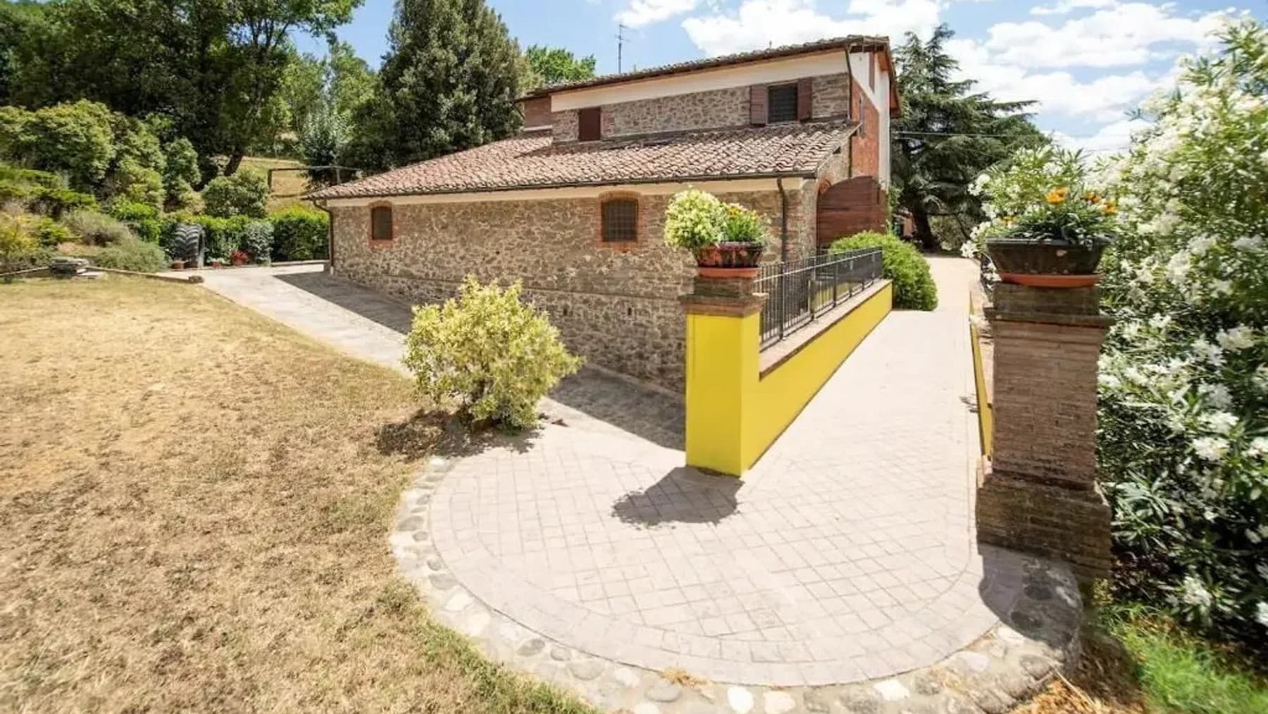 Casale ristrutturato con vista campagna a Capannori, Toscana