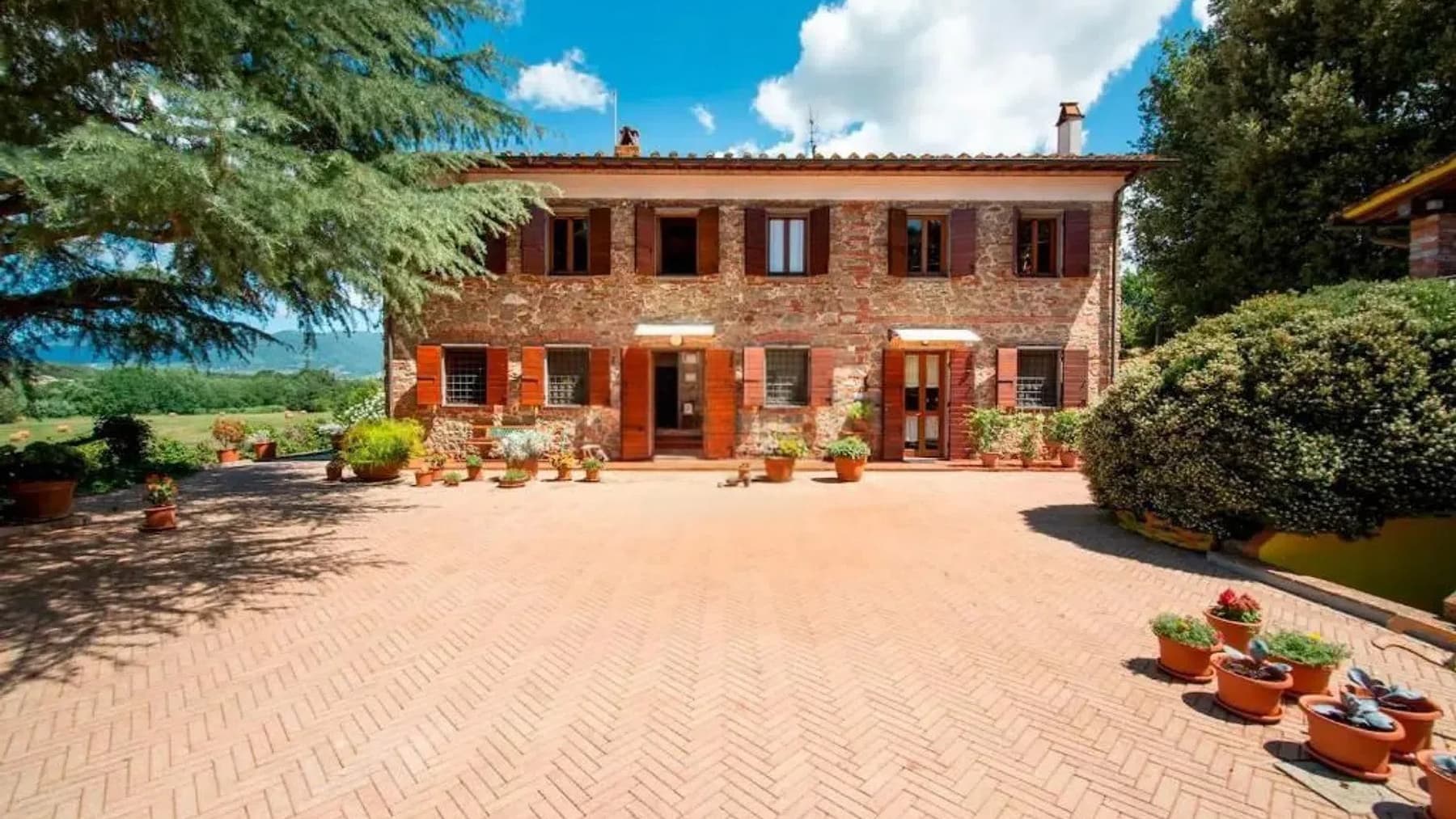 Casale ristrutturato con vista campagna a Capannori, Toscana