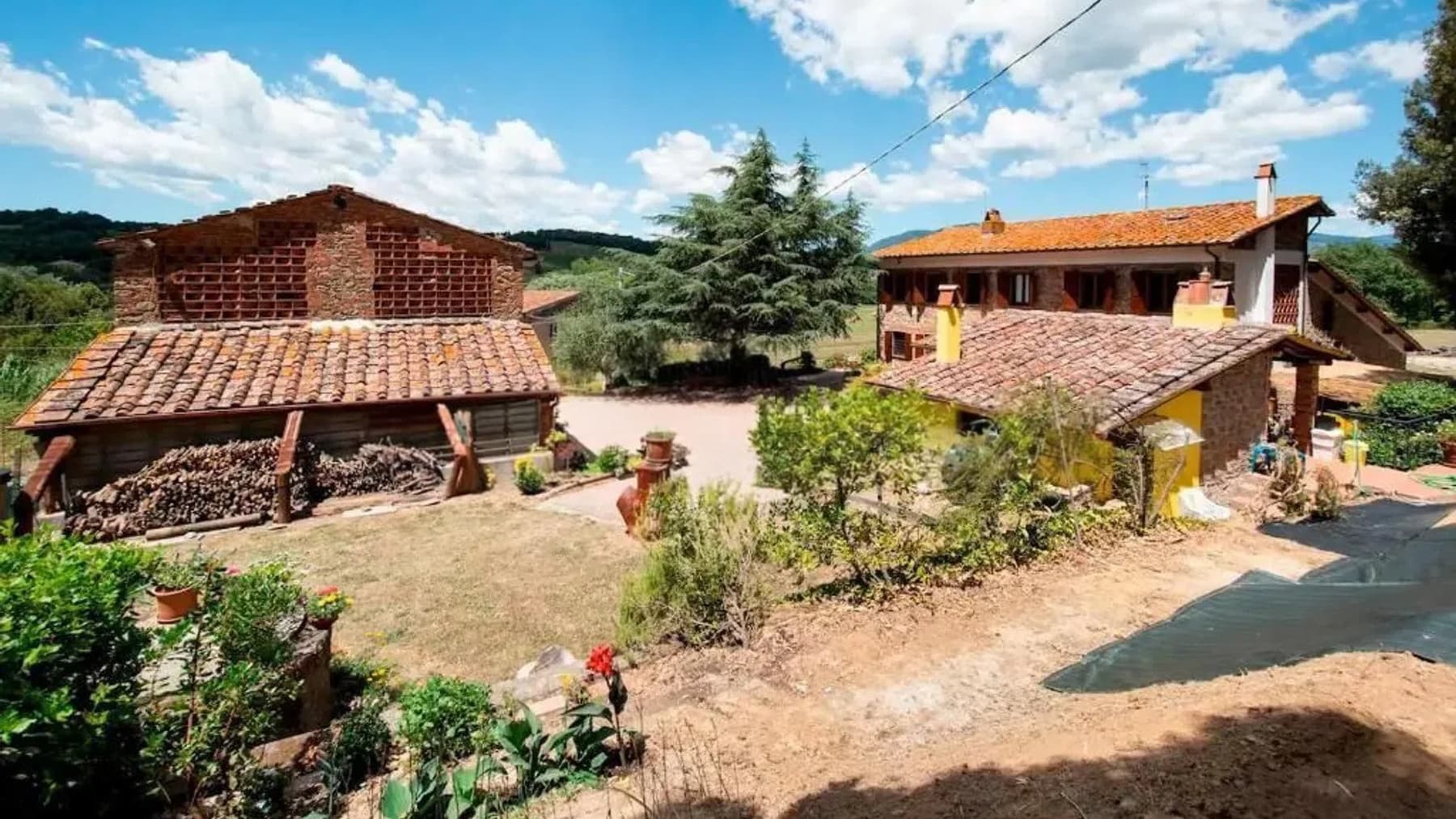 Casale ristrutturato con vista campagna a Capannori, Toscana