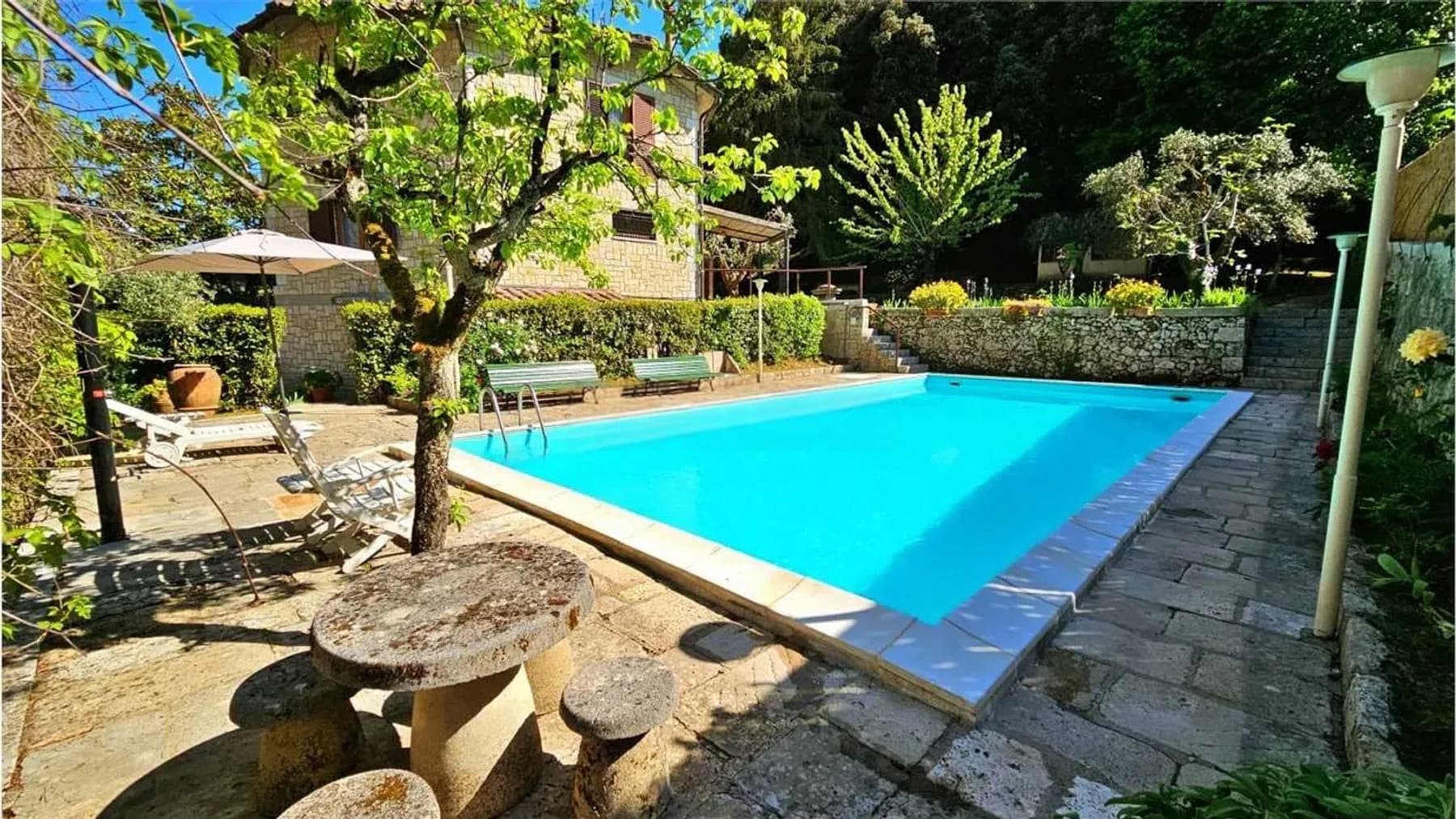 Villa con piscina nel borgo medievale di Cetona, Toscana
