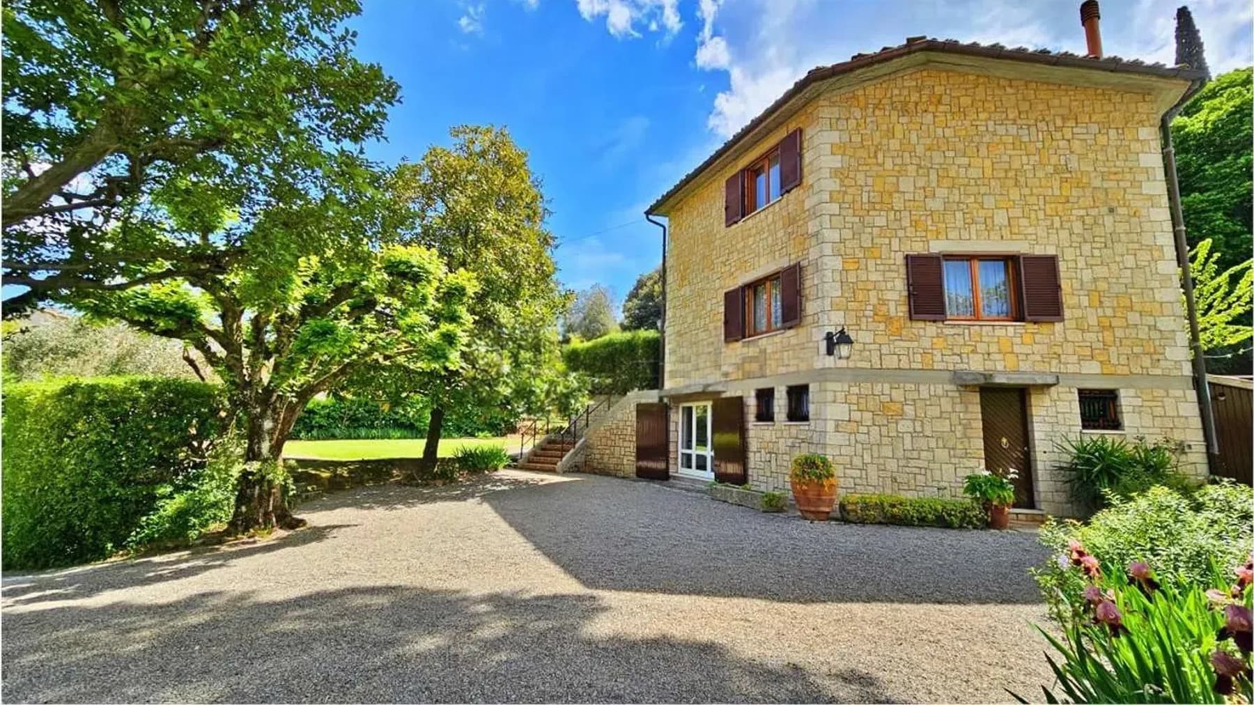 Villa con piscina nel borgo medievale di Cetona, Toscana