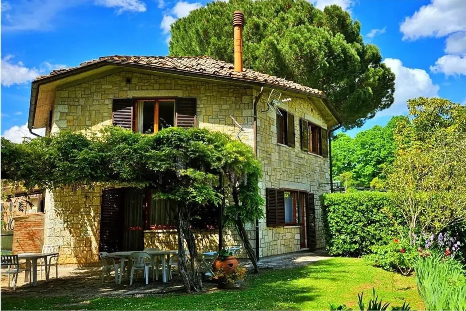Villa con piscina nel borgo medievale di Cetona, Toscana