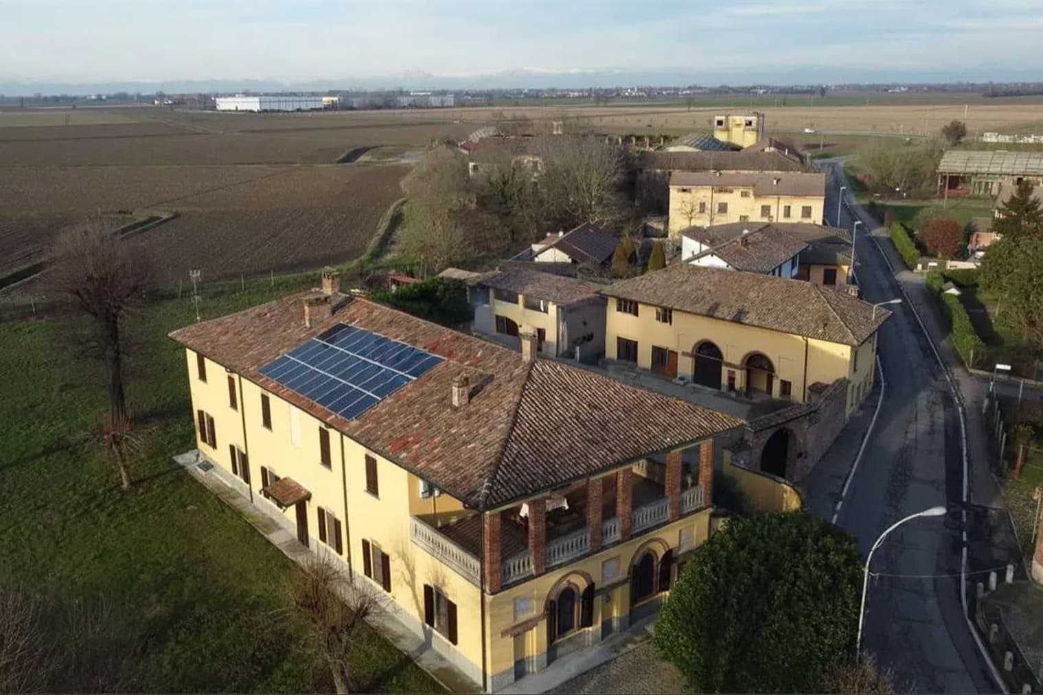 Villa storica con 5000 mq di verde a Castel Lambro