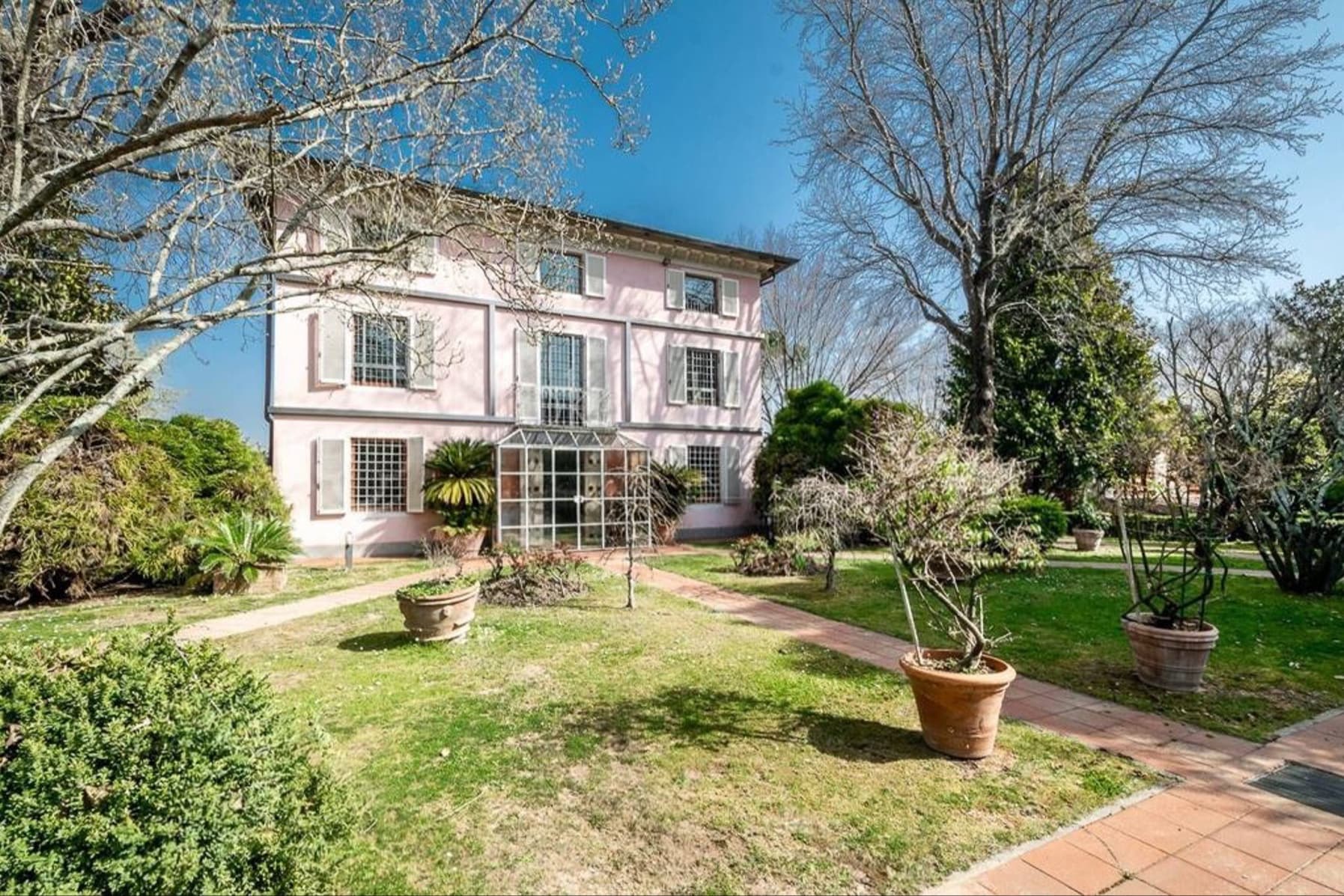 Villa elegante a Lucca, con parco e dependance