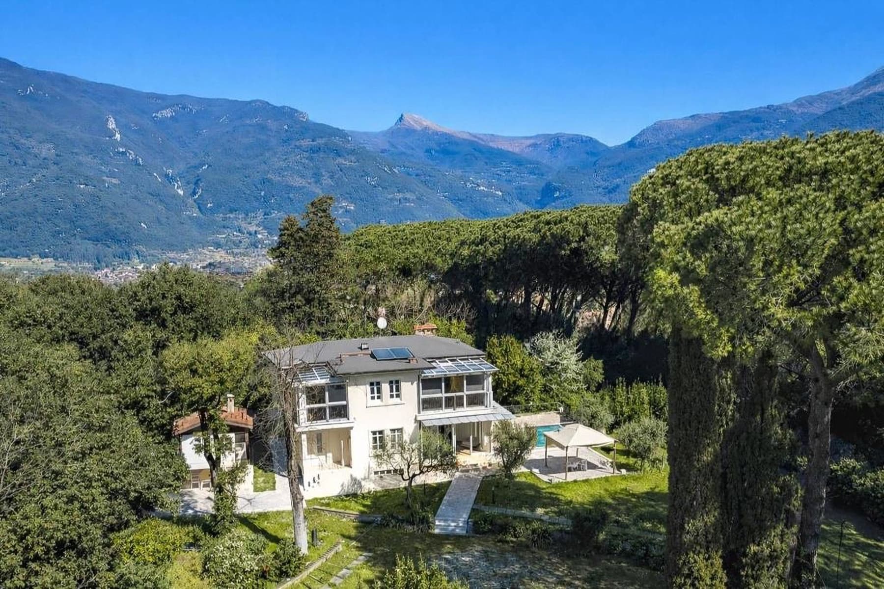 Villa panoramica con piscina in Versilia, Camaiore