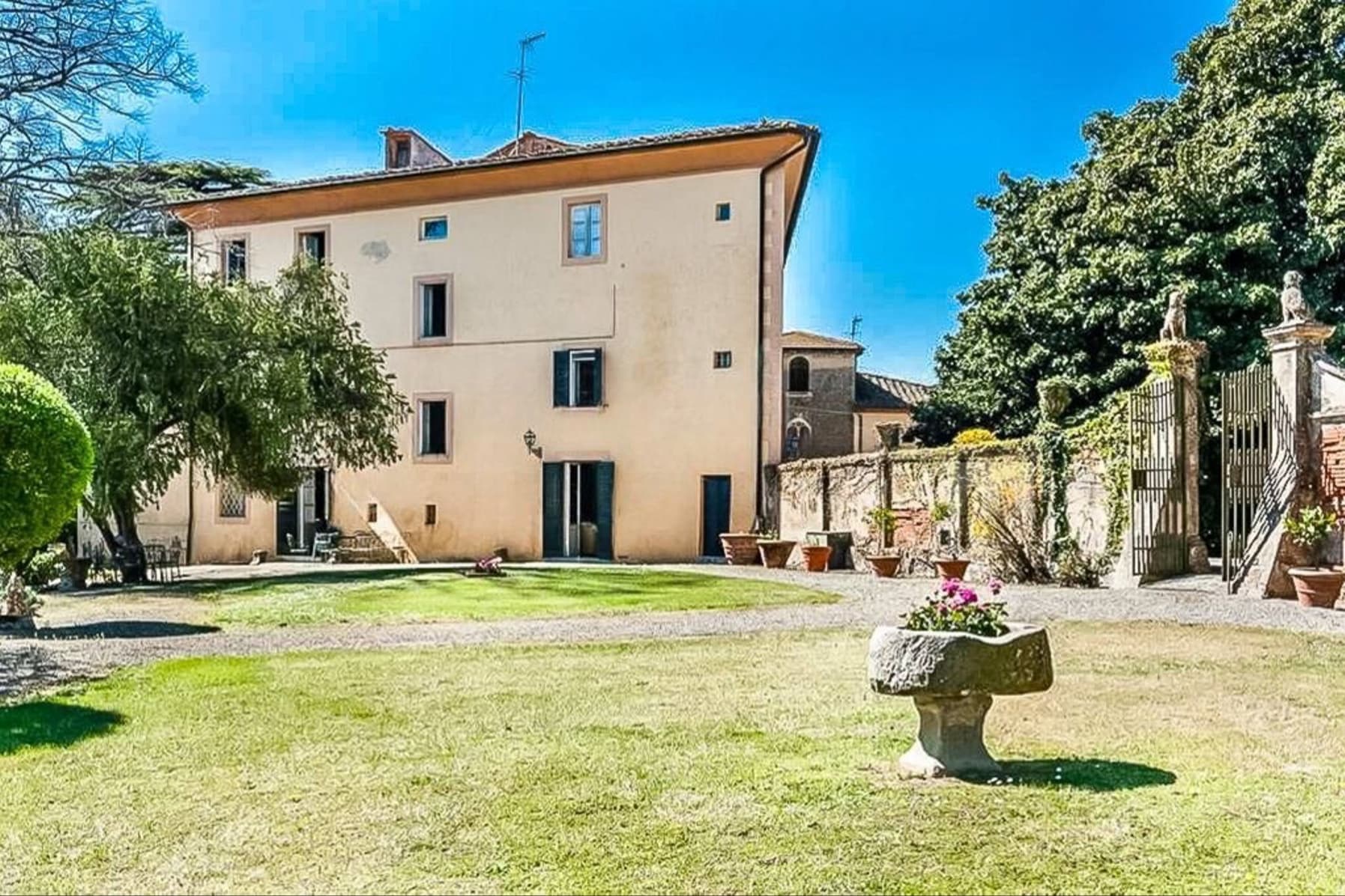 Villa cinquecentesca con piscina a Crespina Lorenzana