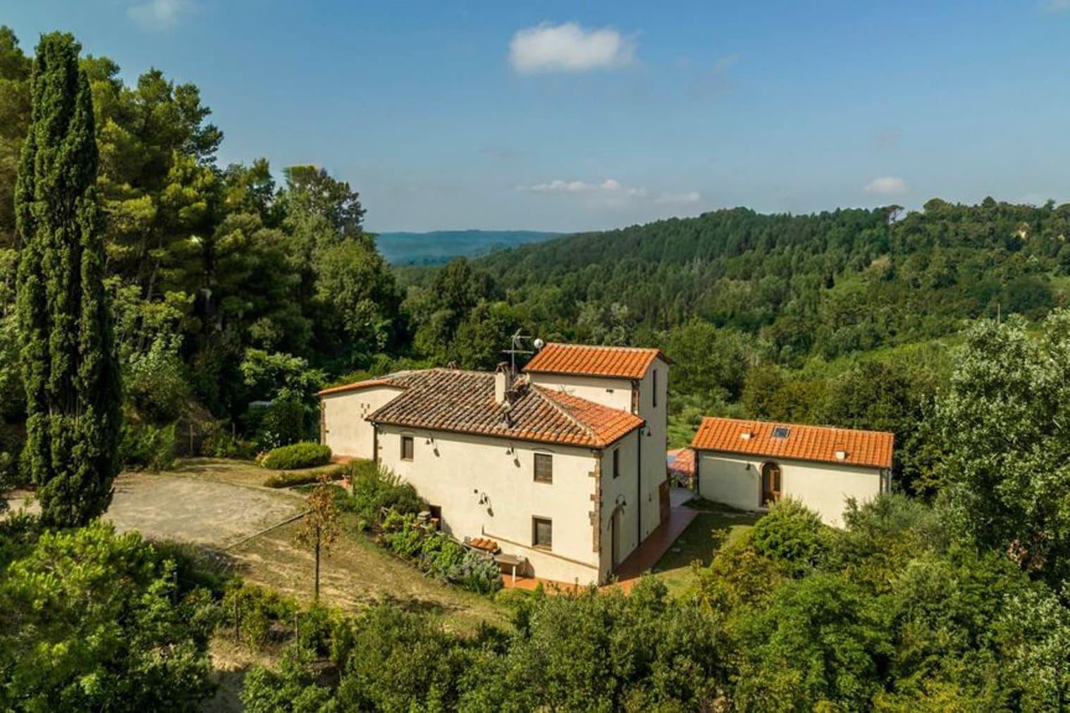 Villa ristrutturata con piscina a Palaia, Toscana