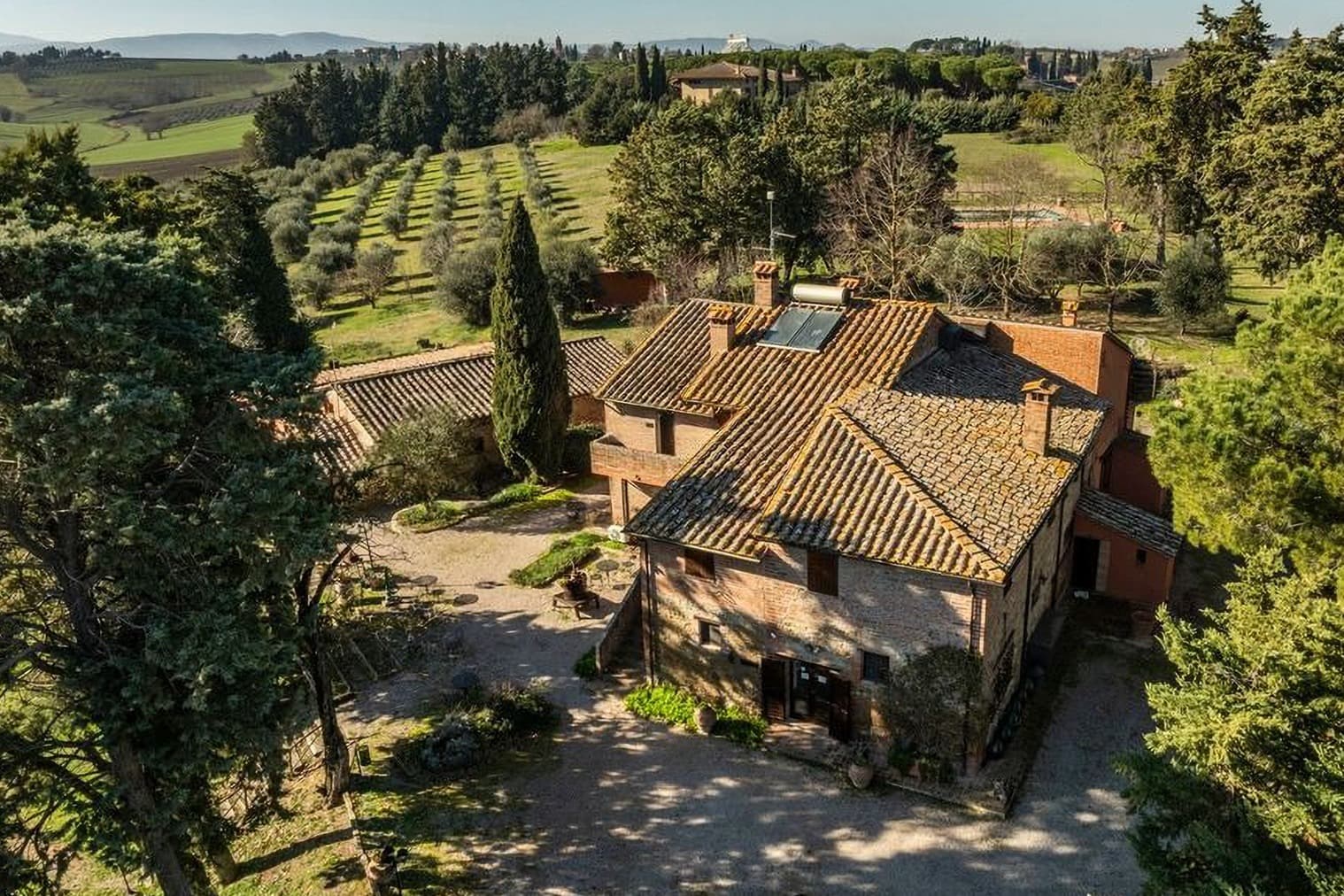 Casale incantevole a Cimbano, Umbria, con 2 piscine e terreno