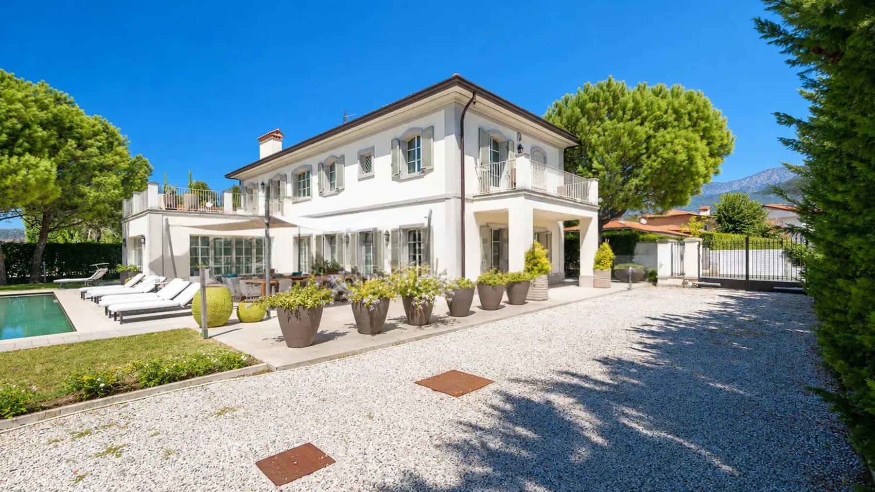 Elegant Villa in Prestigious Forte dei Marmi, Tuscany
