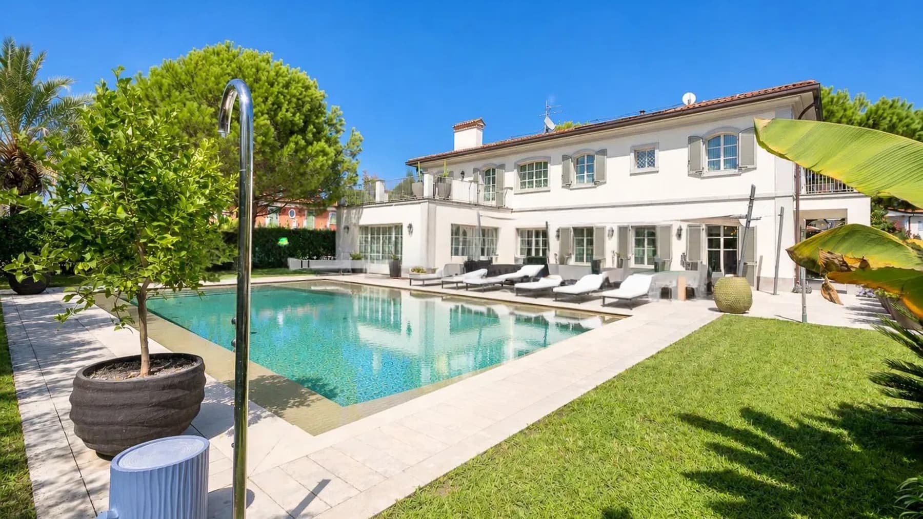 Elegant Villa in Prestigious Forte dei Marmi, Tuscany