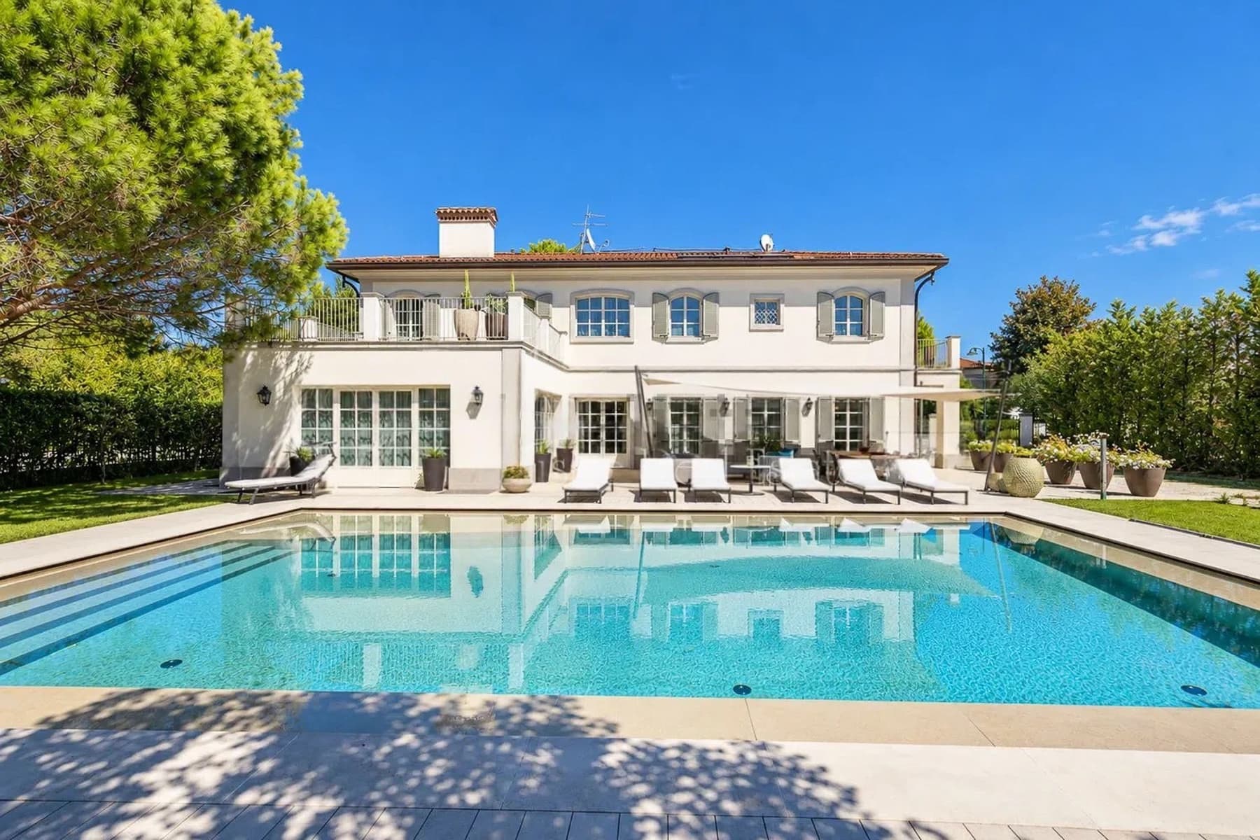 Elegant Villa in Prestigious Forte dei Marmi, Tuscany