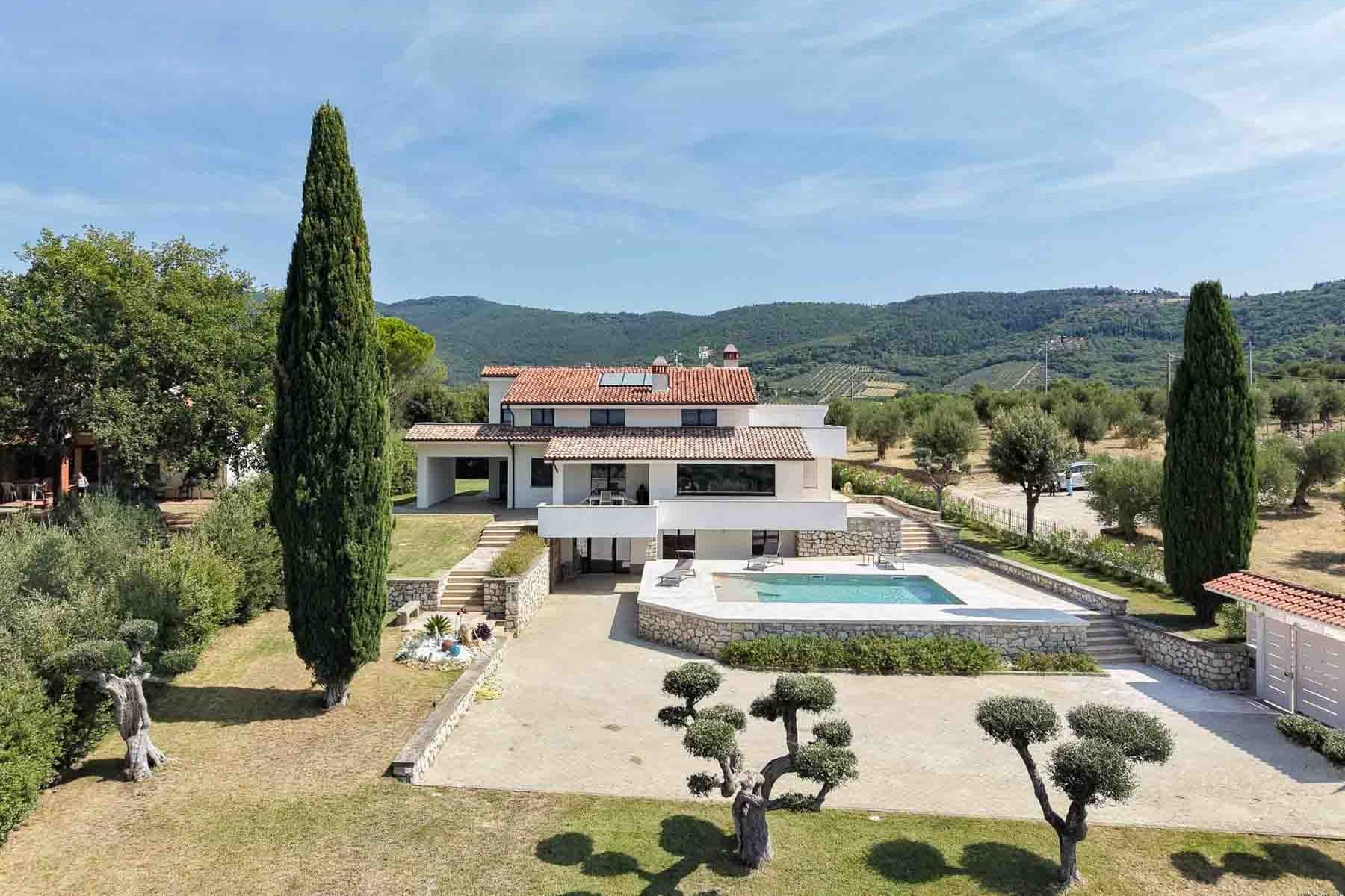 Villa ristrutturata sul Lago Trasimeno, Umbria 320 mq