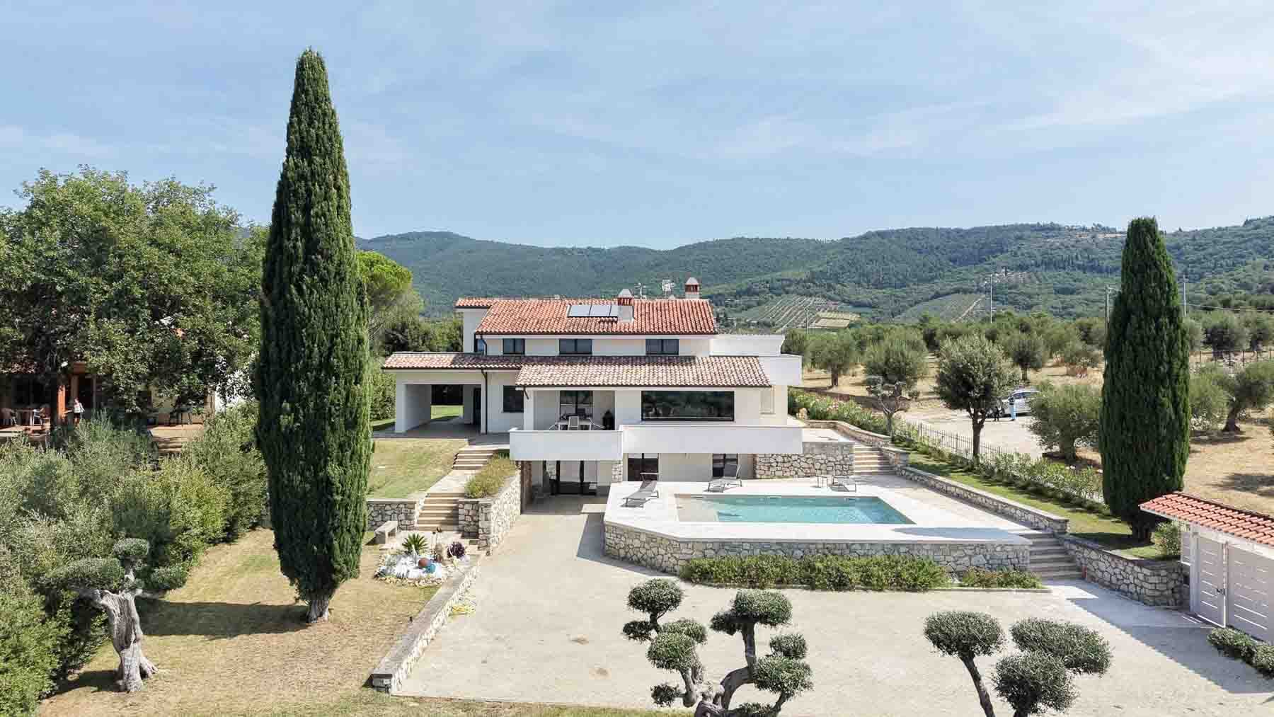 Villa ristrutturata sul Lago Trasimeno, Umbria 320 mq