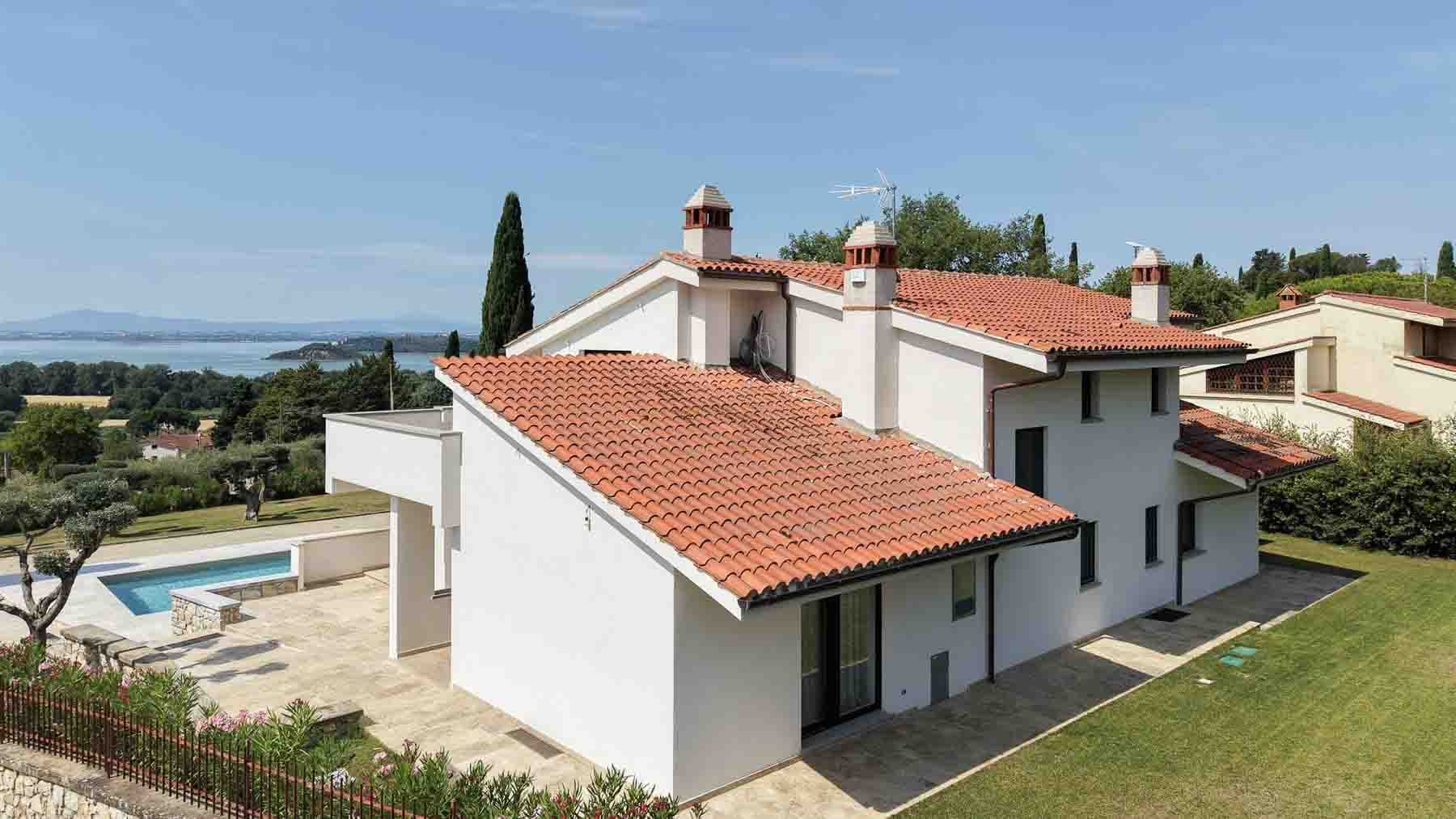 Villa ristrutturata sul Lago Trasimeno, Umbria 320 mq