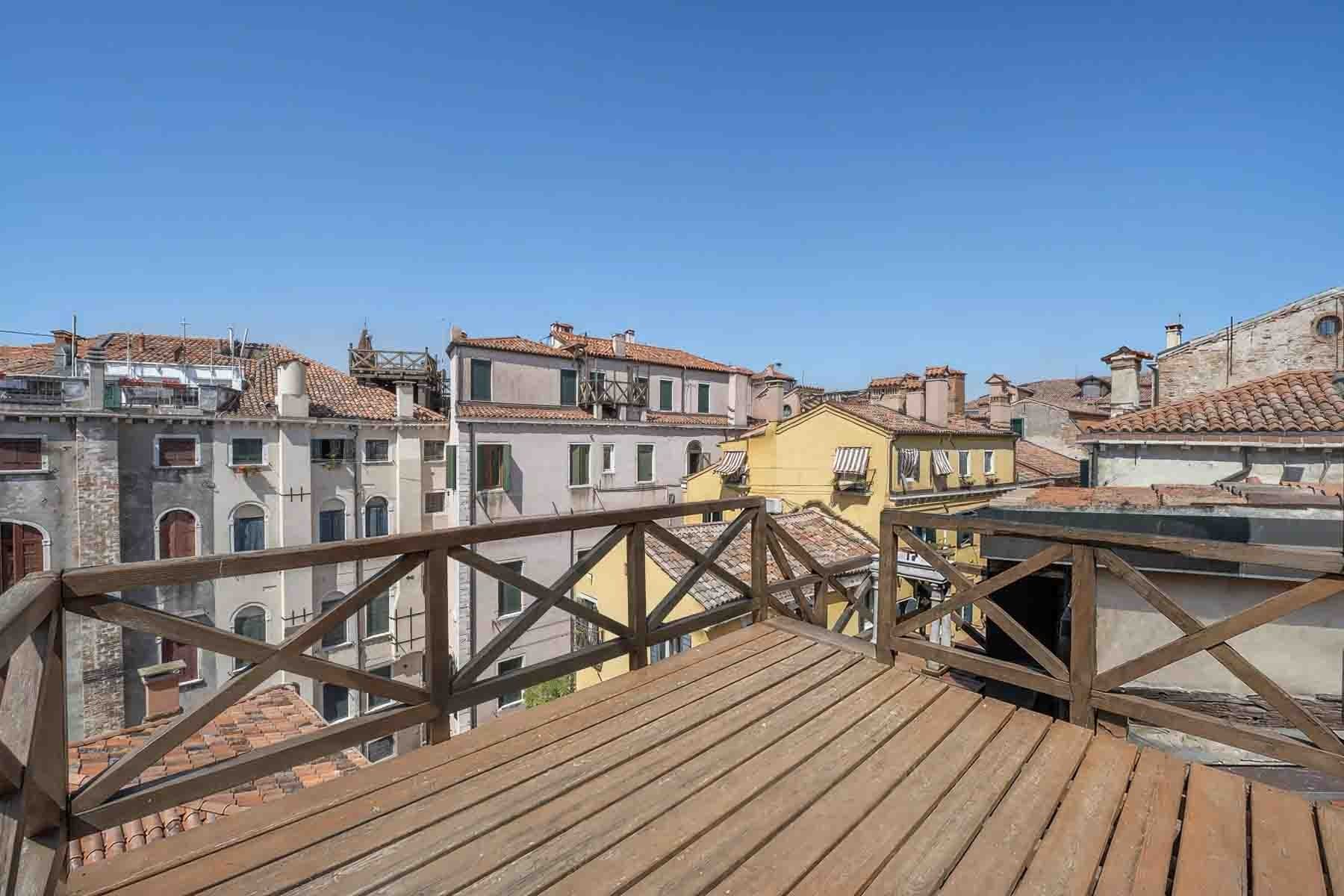 Apartment with Private Roof Terrace and Canal View in a Historic Palace