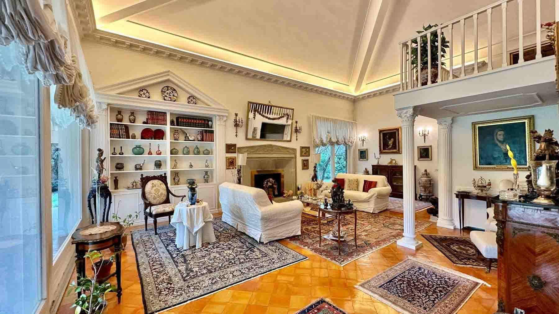 Elegant Villa with Pool in Olgiata, Rome