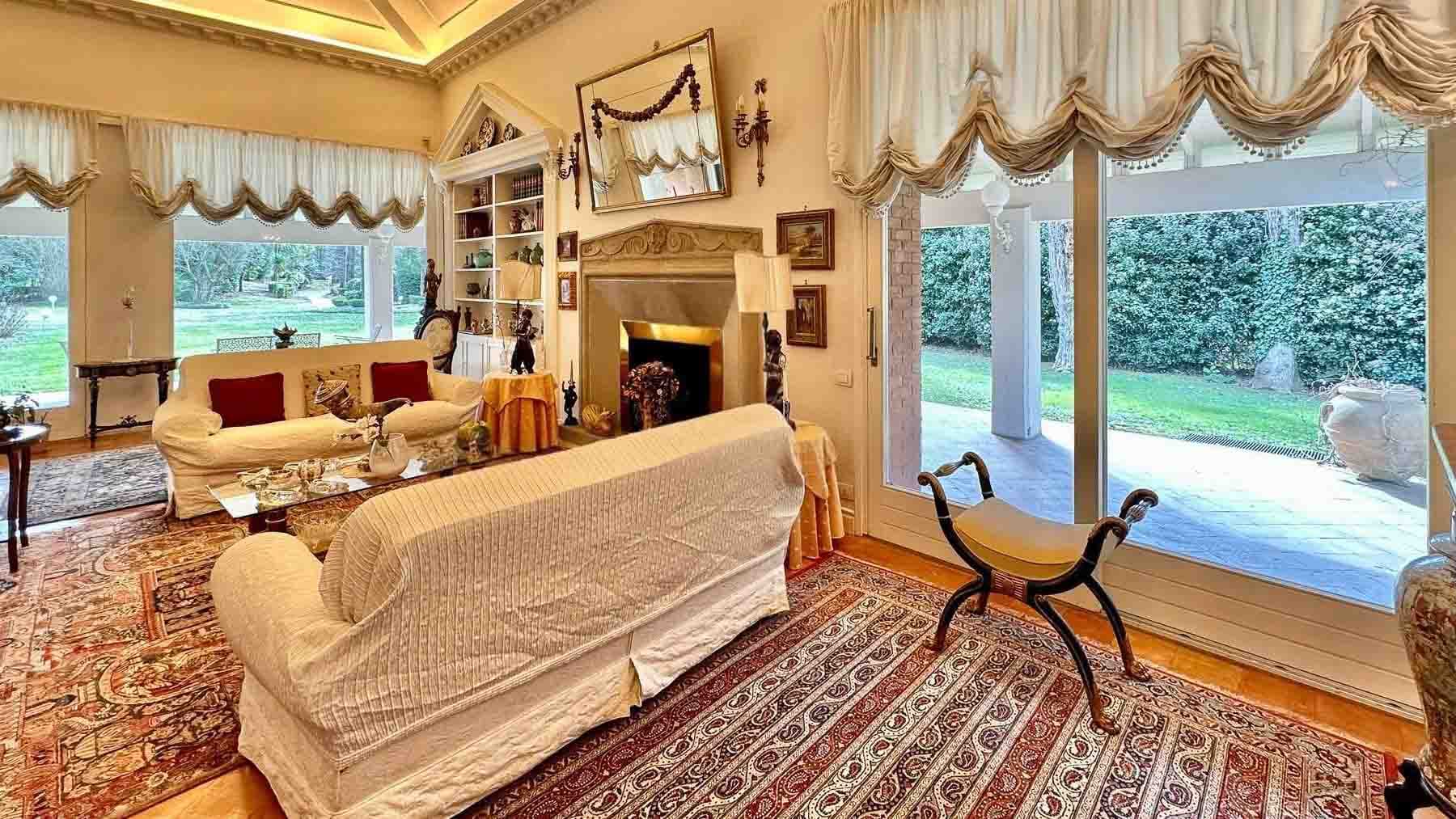 Elegant Villa with Pool in Olgiata, Rome