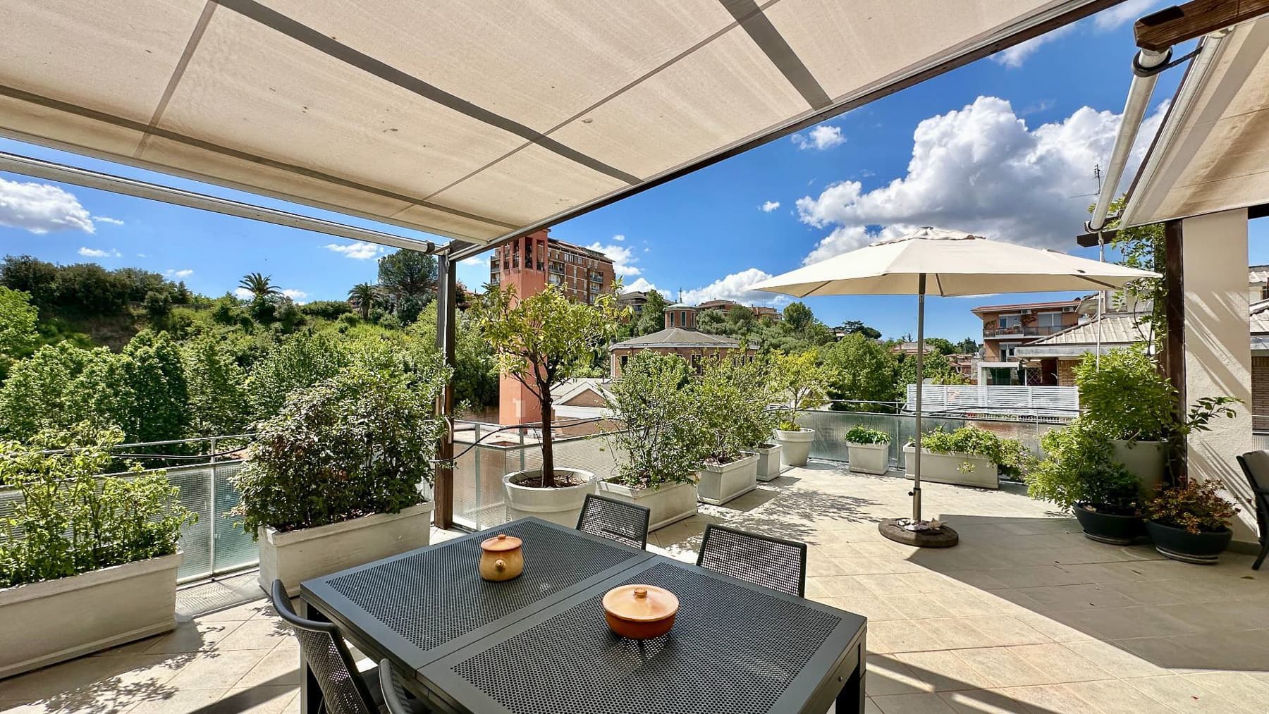 Attico ristrutturato con terrazza panoramica a Roma