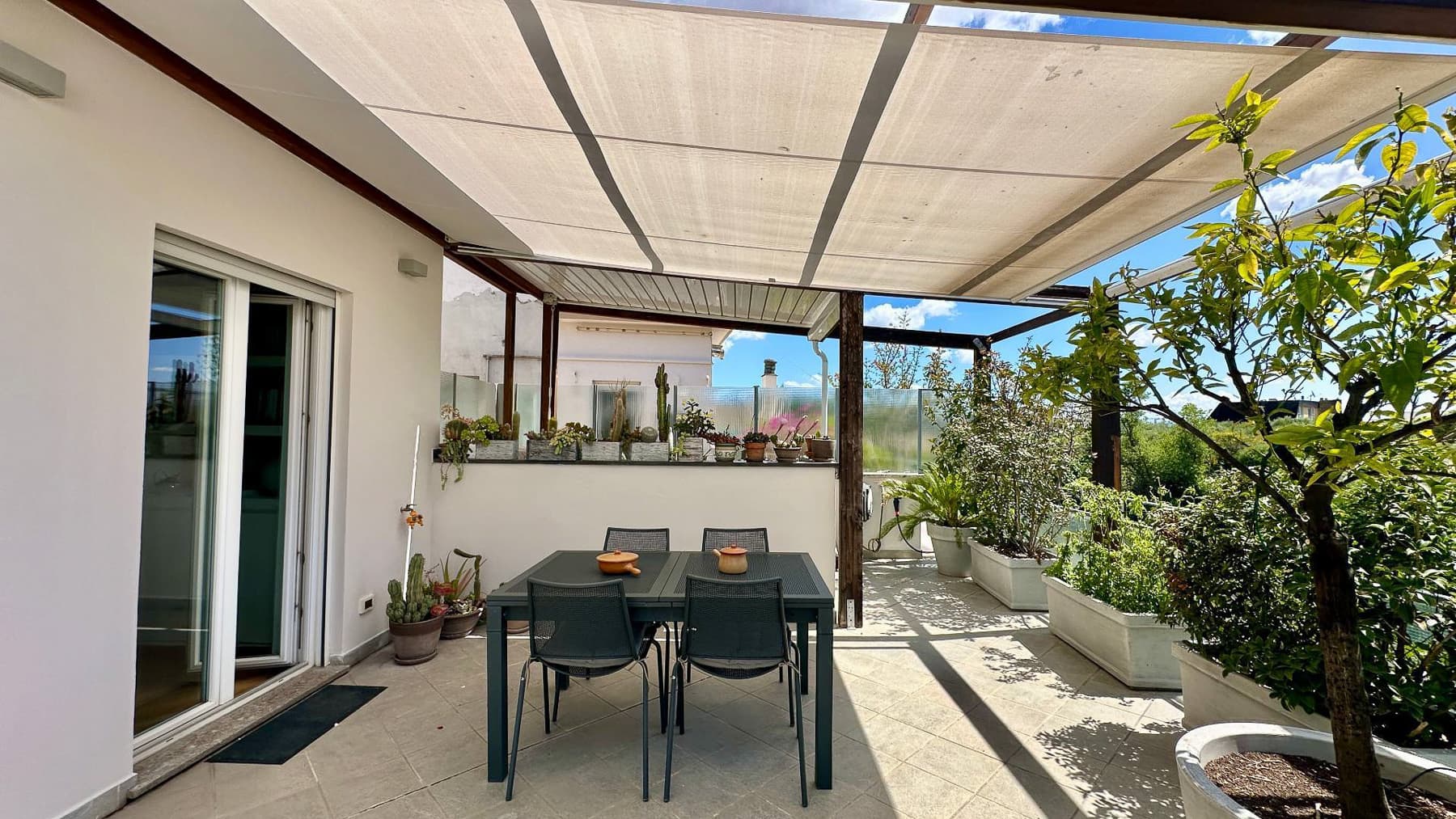 Attico ristrutturato con terrazza panoramica a Roma