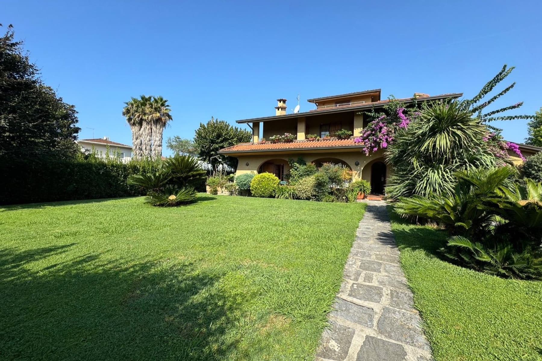 Elegant Villa in Prestigious Forte dei Marmi, Tuscany