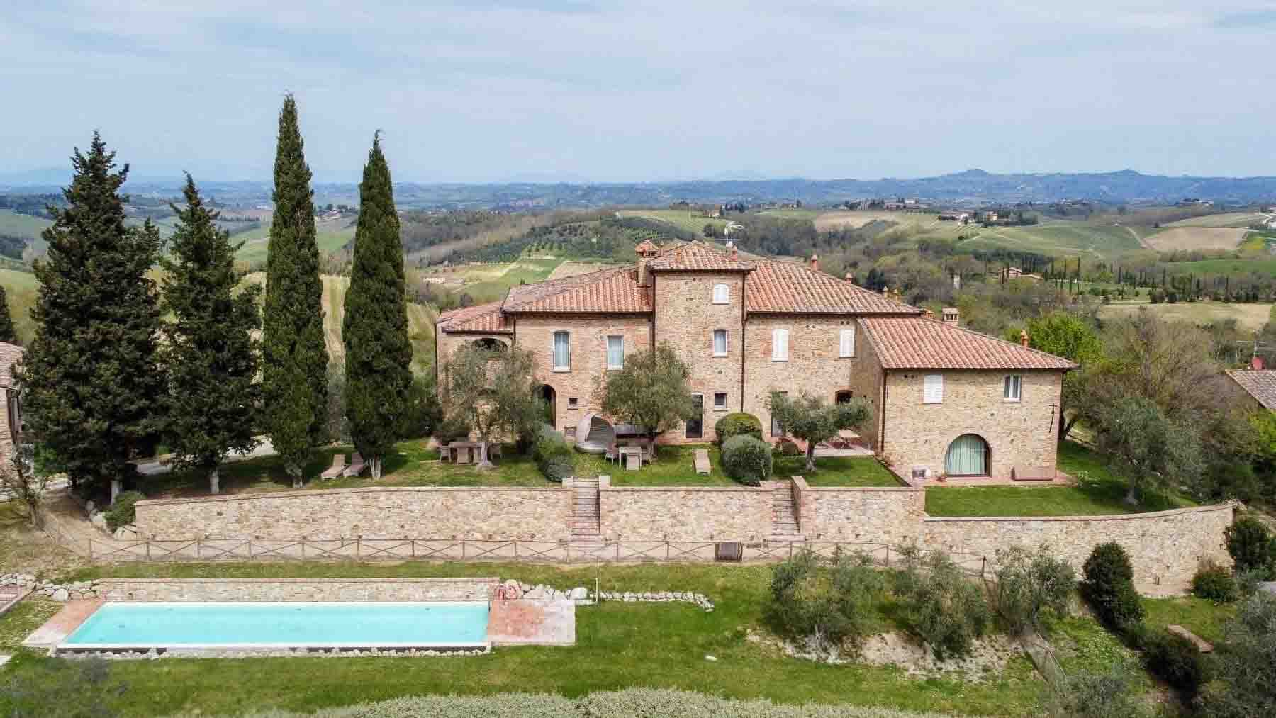 Terratetto con vista sulle torri a San Gimignano, Toscana