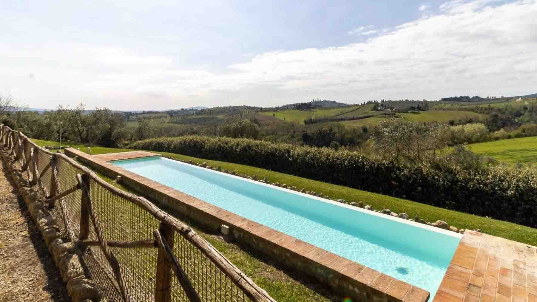 Terratetto con vista sulle torri a San Gimignano, Toscana